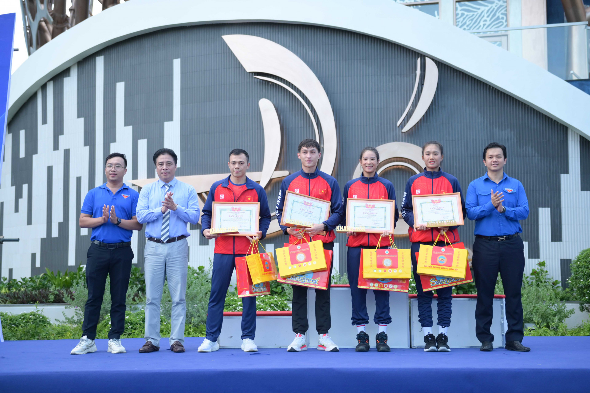 Lãnh đạo tỉnh cùng Tỉnh đoàn khen thưởng các vận động viên của tỉnh đã đạt thành tích cao trong kỳ SEA Games 32