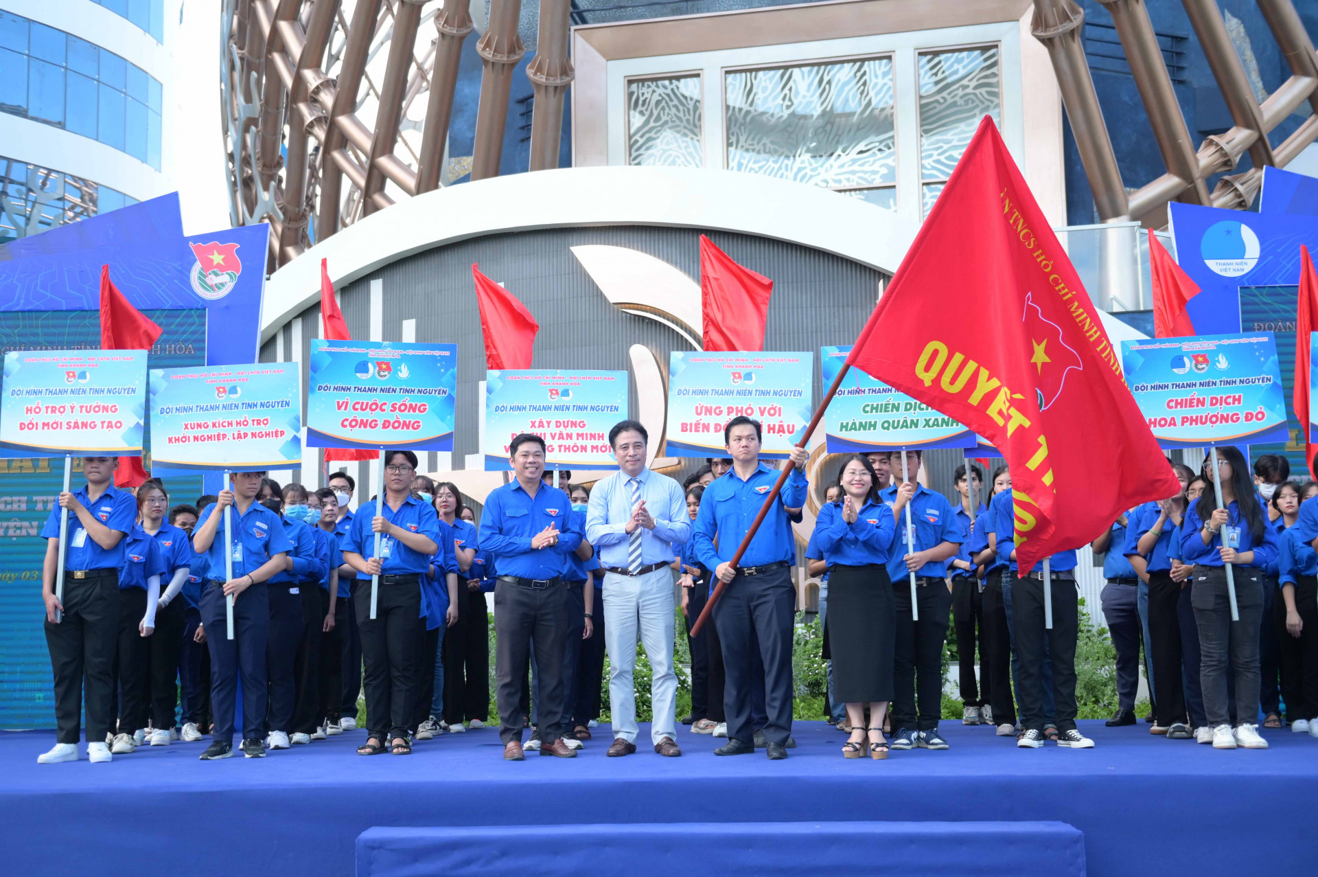 Đồng chí Nguyễn Khắc Toàn giao cờ thực hiện nhiệm vụ Chiến dịch Thanh niên tình nguyện hè cho Thường trực Tỉnh đoàn.