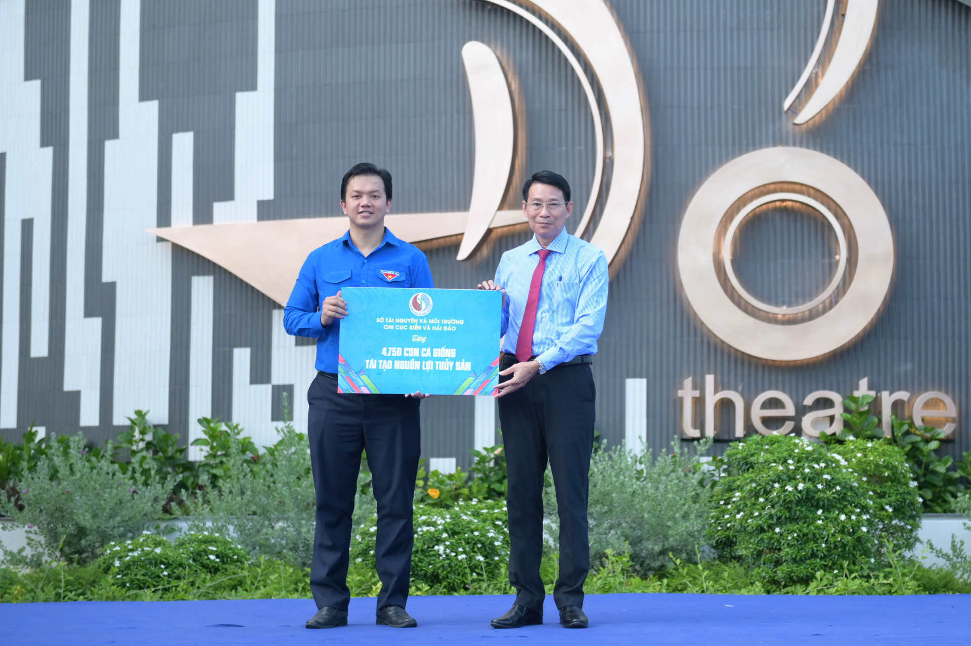 Đồng chí Đinh Văn Thiệu trao biểu trưng tặng 4.750 con cá giống cho Tỉnh đoàn để thực hiện hoạt động tái tạo nguồn lợi thủy sản.