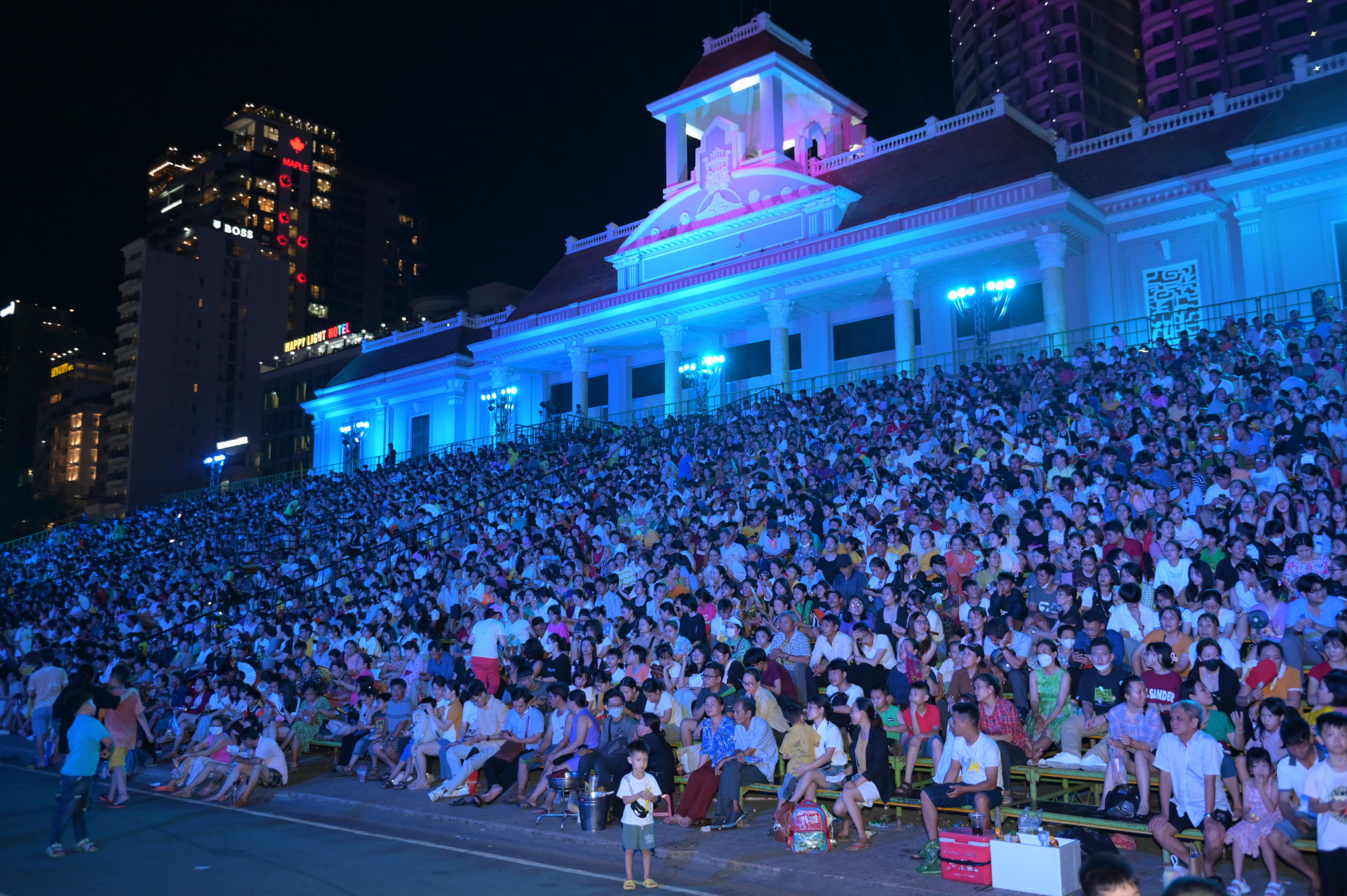 Hàng nghìn người dân và du khách đã đến dự lễ khai mạc Festival Biển 2023