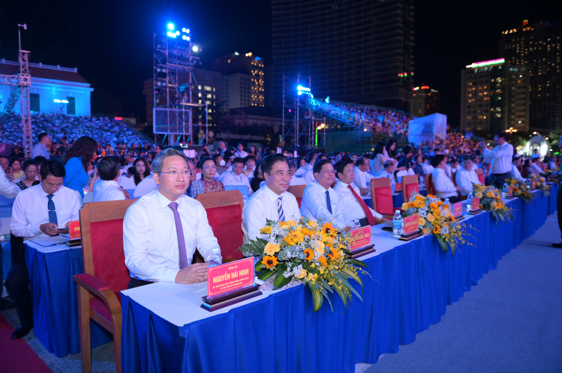 Các đồng chí lãnh đạo tỉnh Khánh Hòa dự lễ khai mạc Festival Biển Nha Trang - Khánh Hòa 2023.