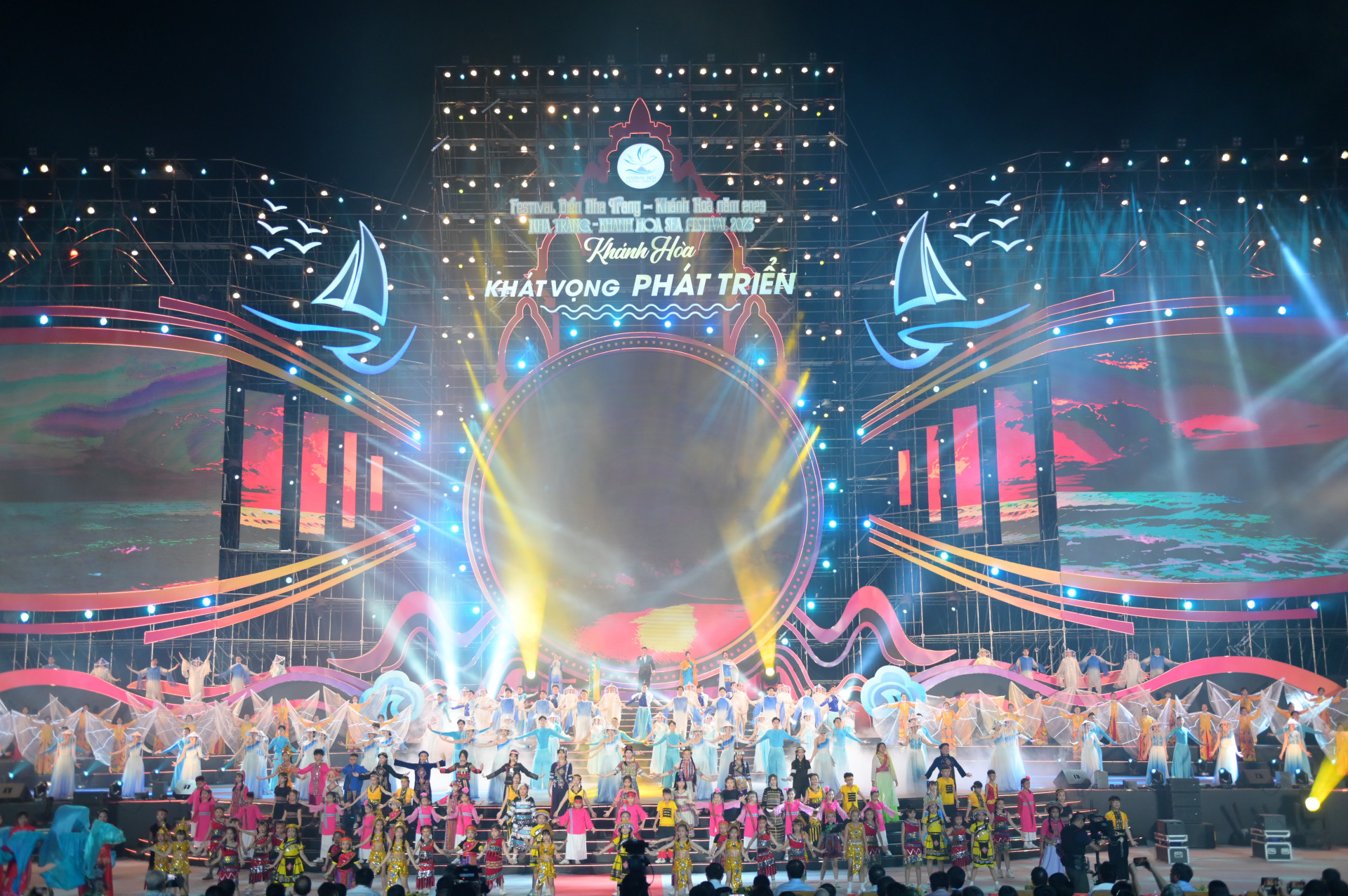 Đại nhạc cảnh Khánh Hoà sóng hát mở màn chương trình khai mạc Festival Biển 2023.