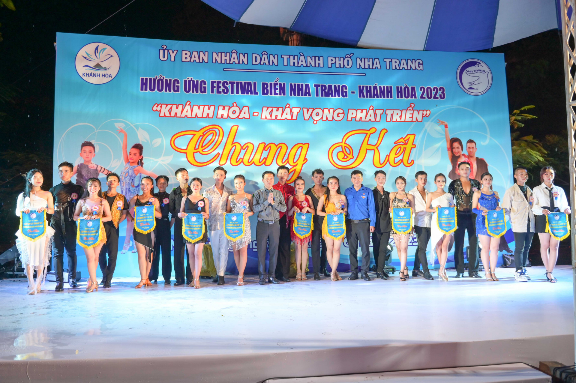 Ban tổ chức trao cờ lưu niệm cho các đôi nhảy tham gia vòng chung kết.