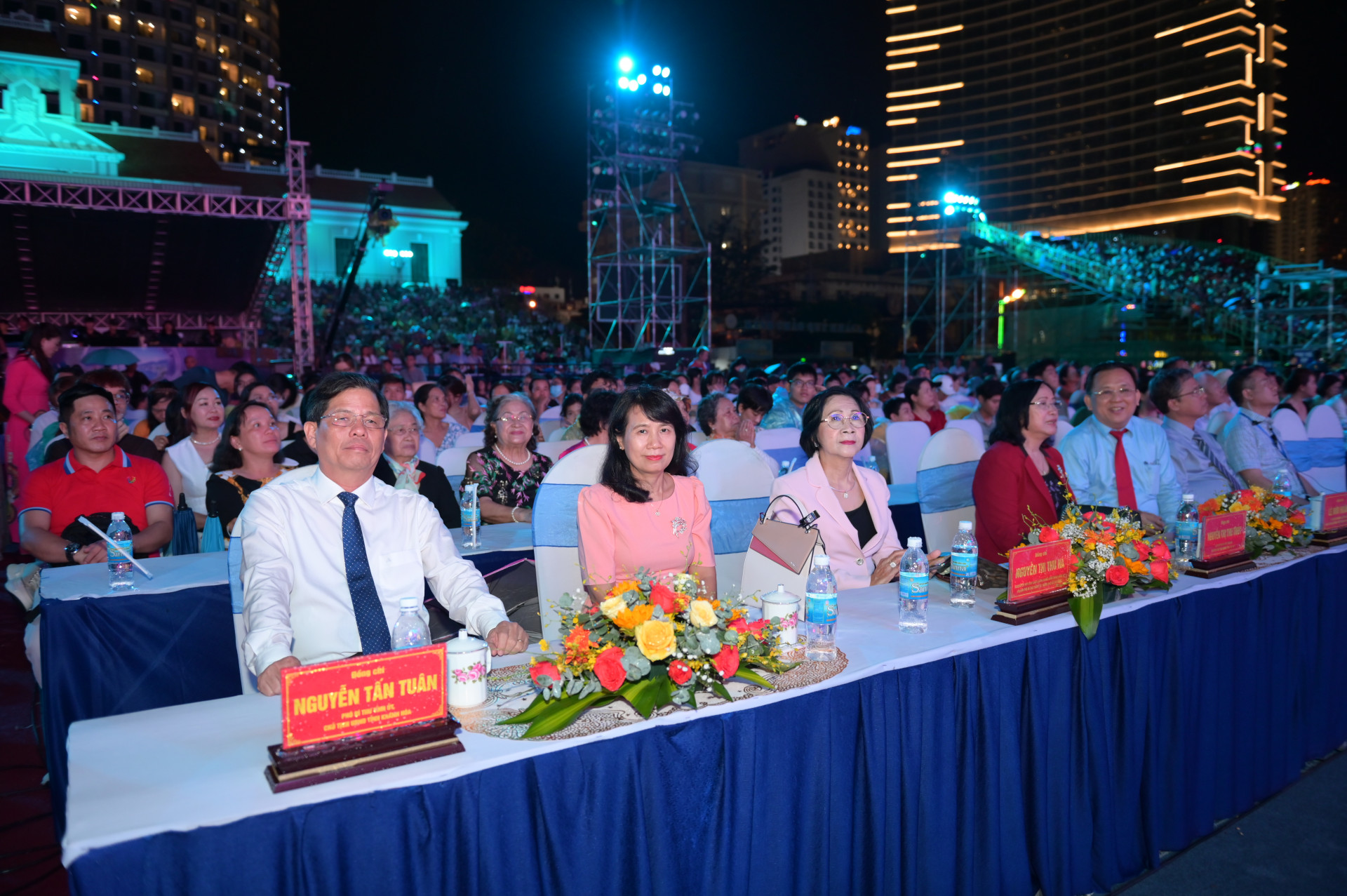 Các vị lãnh đạo tỉnh Khánh Hòa đến dự lễ bế mạc Festival Biển 2023.