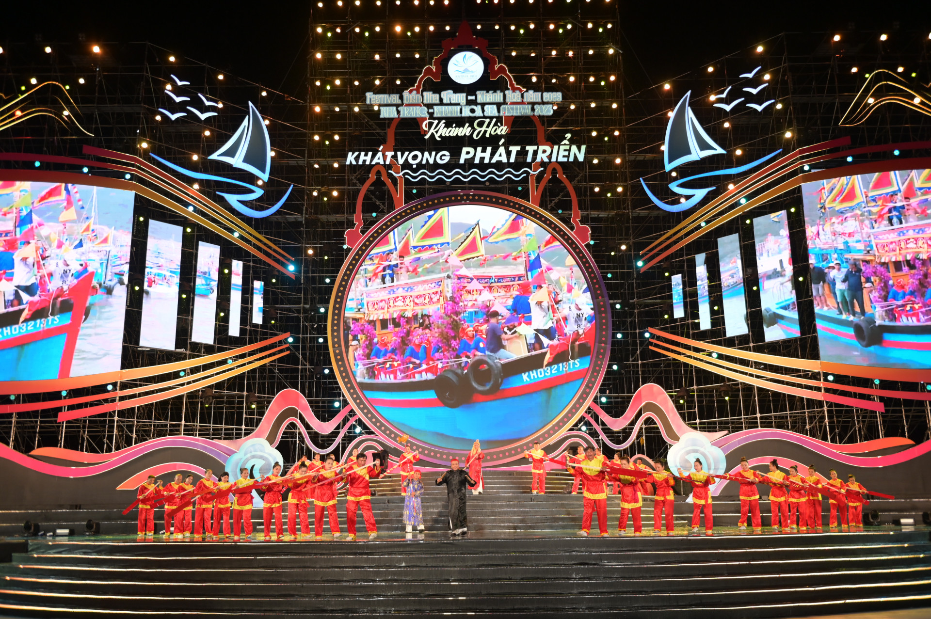 Tiết mục hò bá trạo do các nghệ sĩ Nhà hát Nghệ thuật truyền thống tỉnh Khánh Hòa biểu diễn. 