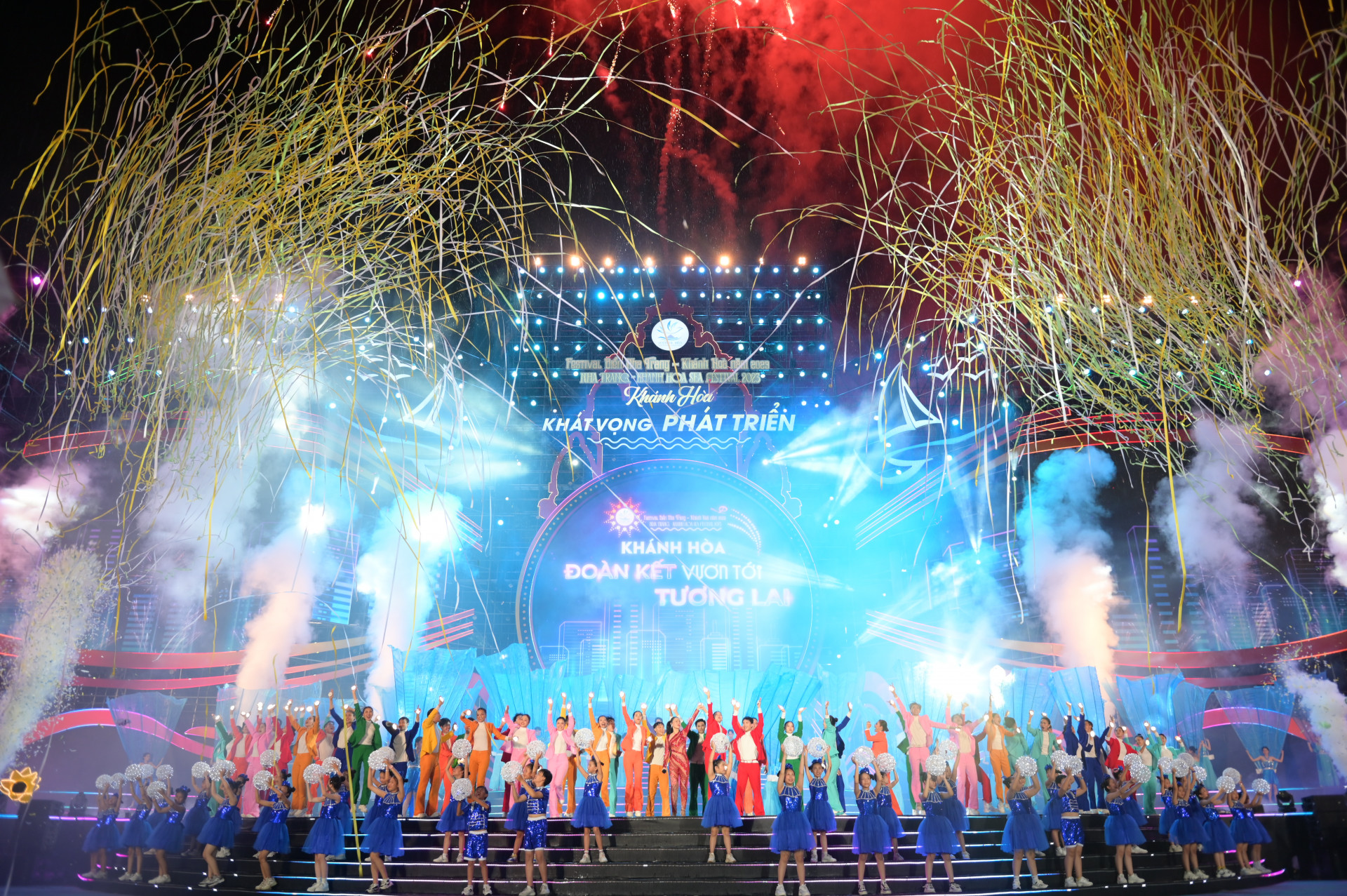 Ca khúc Nha Trang rực rỡ sắc màu khép lại kỳ Festival Biển 2023 với nhiều ấn tượng. 