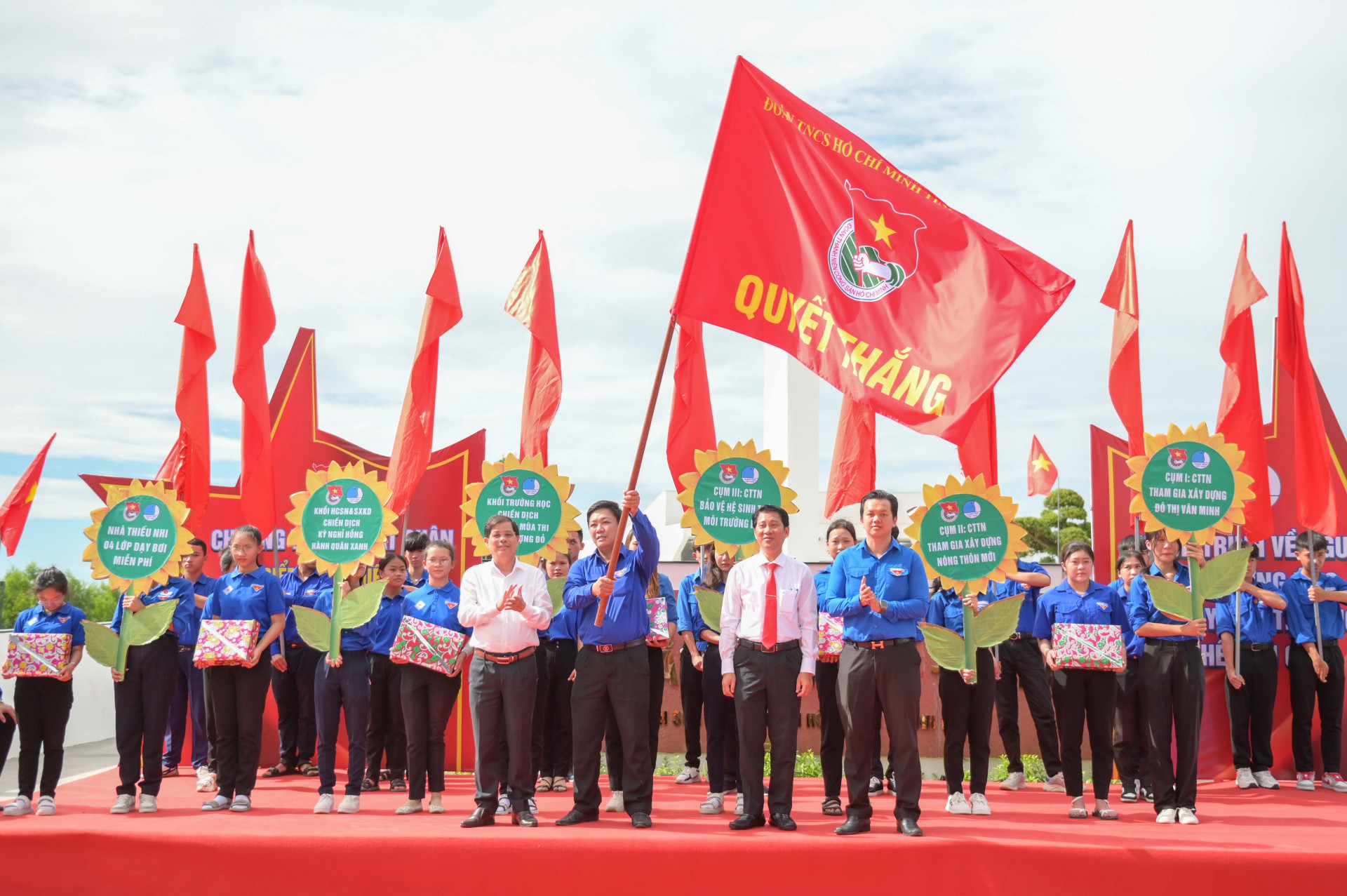 Chủ tịch UBND tỉnh Nguyễn Tấn Tuân giao cờ quyết thắng thực hiện các nhiệm vụ cho Thị đoàn Ninh Hoà.