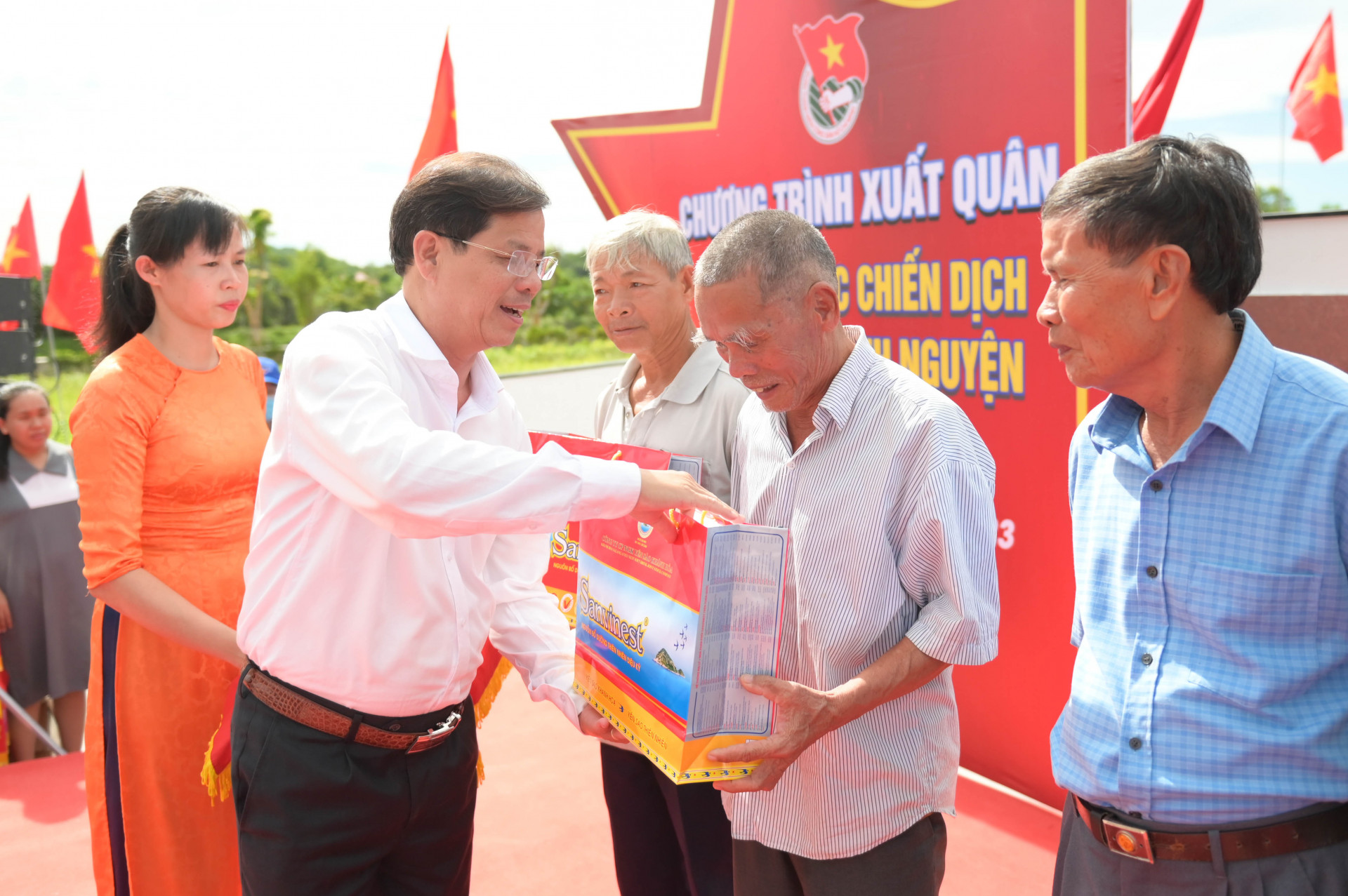 Đồng chí Nguyễn Tấn Tuân trao quà cho các gia đình chính sách xã Ninh Sơn.