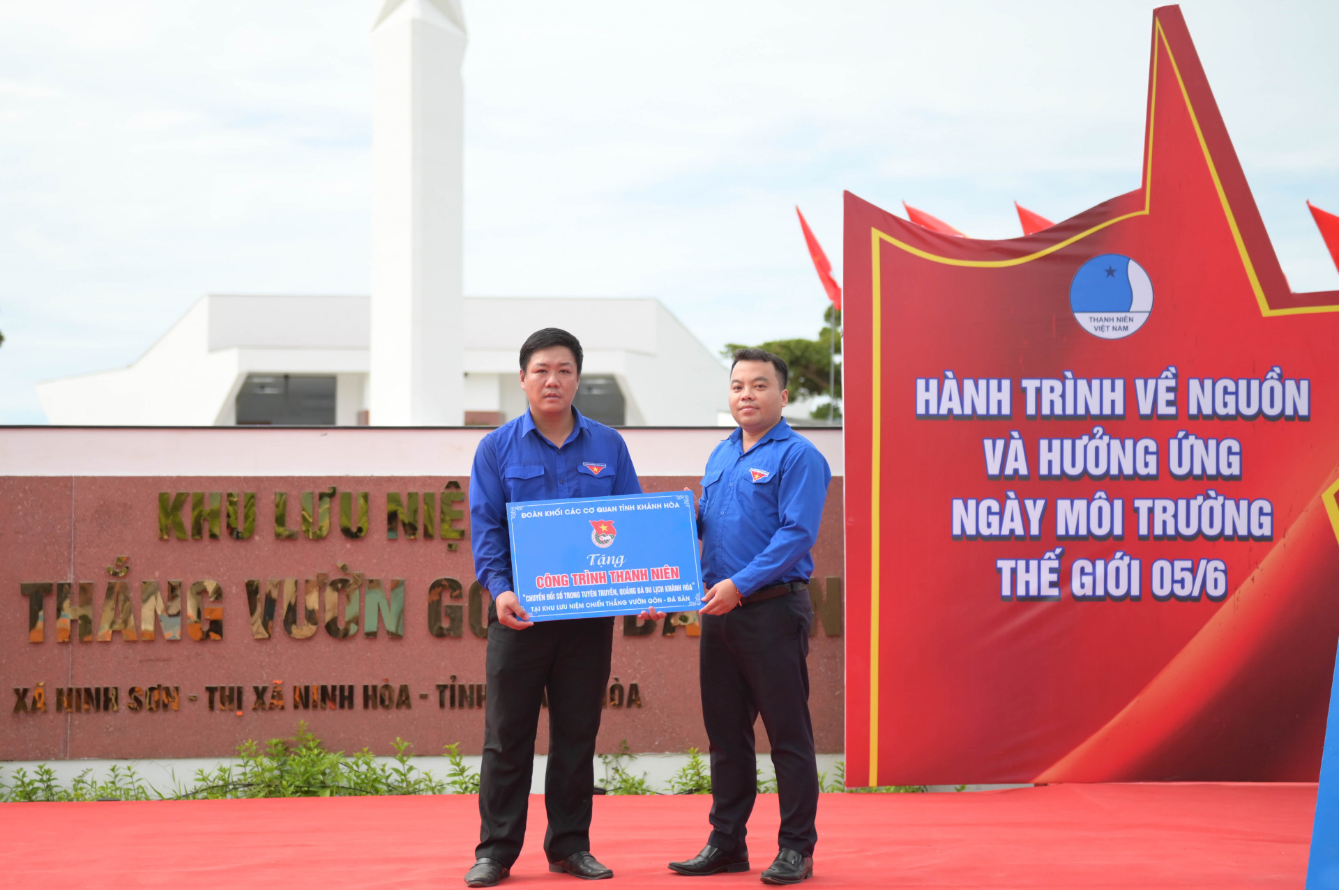 Đoàn Khối các cơ quan tỉnh trao biểu trưng thực hiện công trình thanh niên lắp đặt bảng quét mã QR tìm hiểu thông tin về Khu lưu niệm chiến thắng Vườn Gòn - Đá Bàn cho Thị đoàn Ninh Hoà.