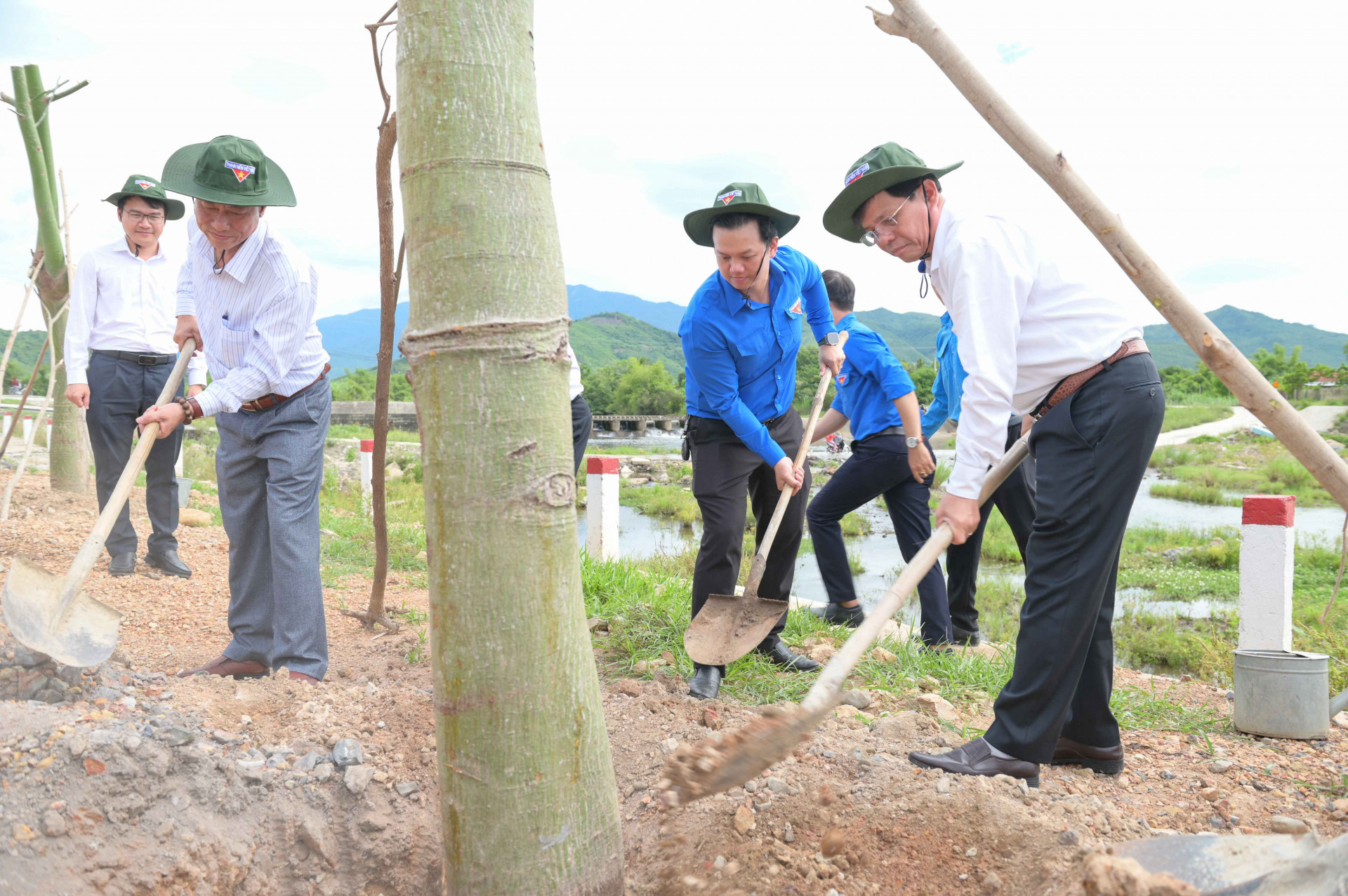 Các đại biểu trồng cây tại Khu lưu niệm chiến thắng Vườn Gòn - Đá Bàn.