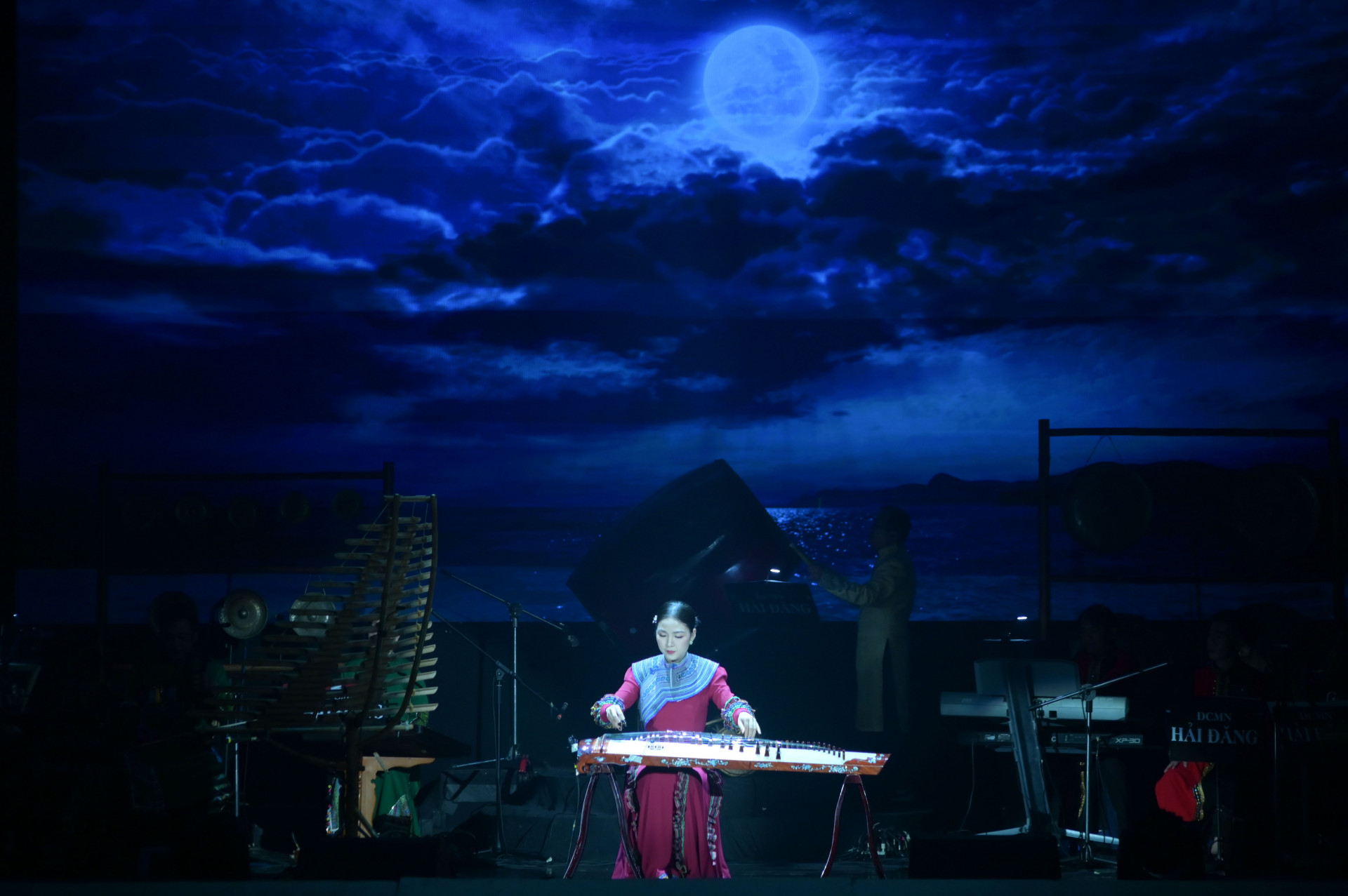 Tiết mục độc tấu đàn tranh Say trăng của nghệ sĩ Phương Linh và dàn nhạc Hải Đăng.