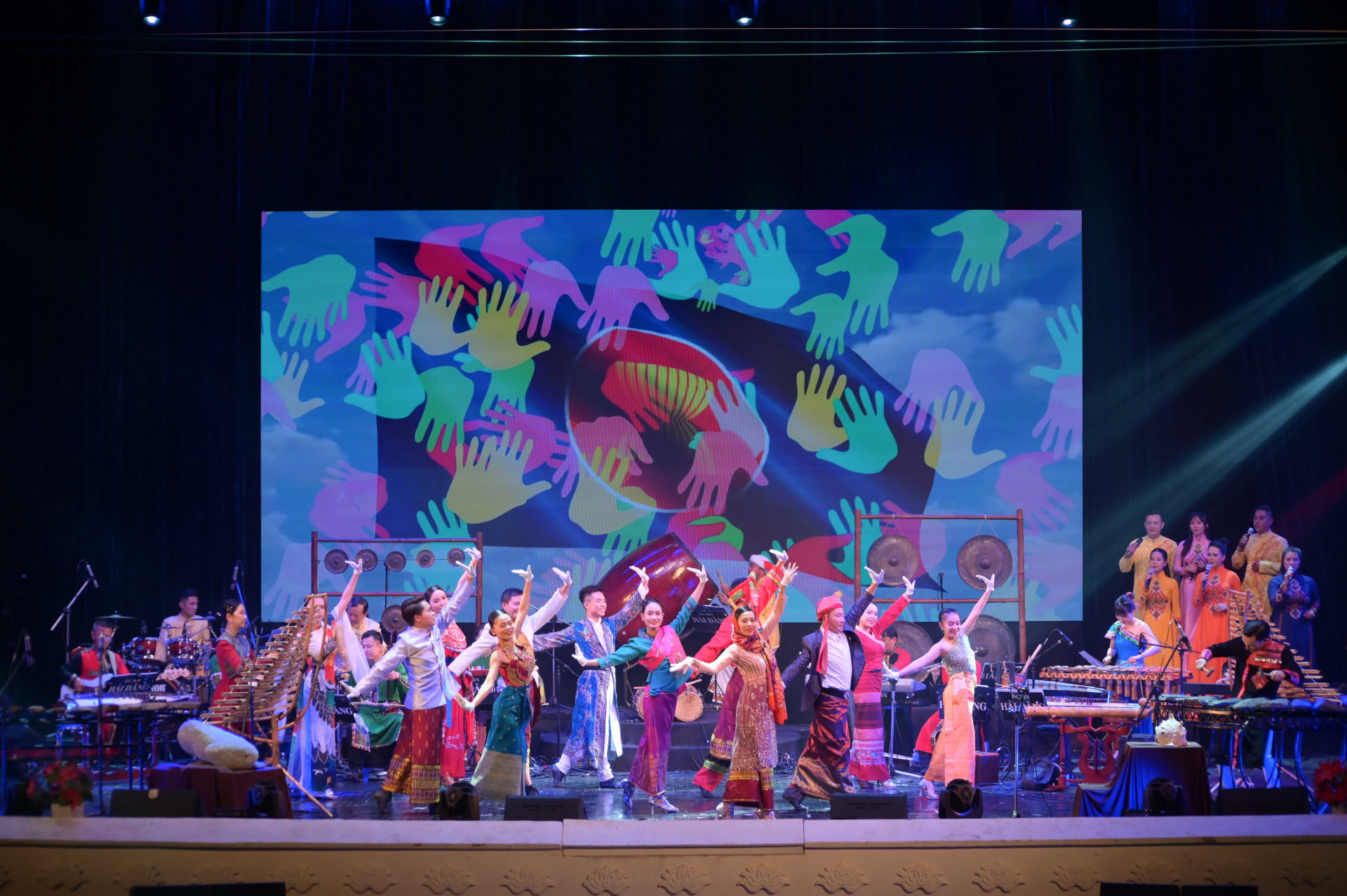 Tiết mục hoà tấu dàn nhạc với liên khúc dân ca Indonesia của Đoàn ca múa nhạc Hải Đăng.