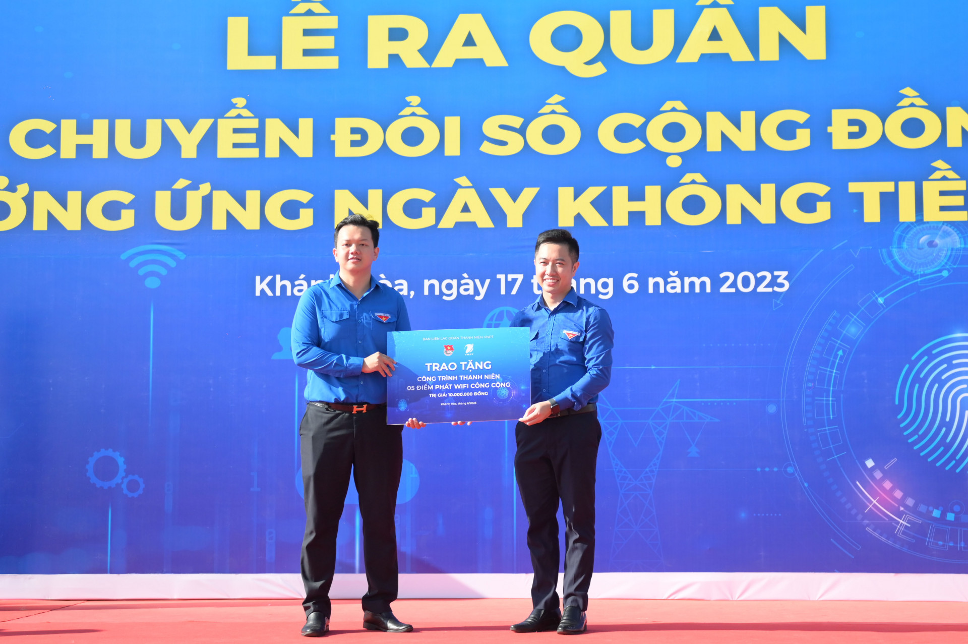 Đoàn thanh niên Tập đoàn VNPT trao tặng 5 điểm phát wifi miễn phí để Tỉnh đoàn thực hiện tại xã Vạn Hưng.