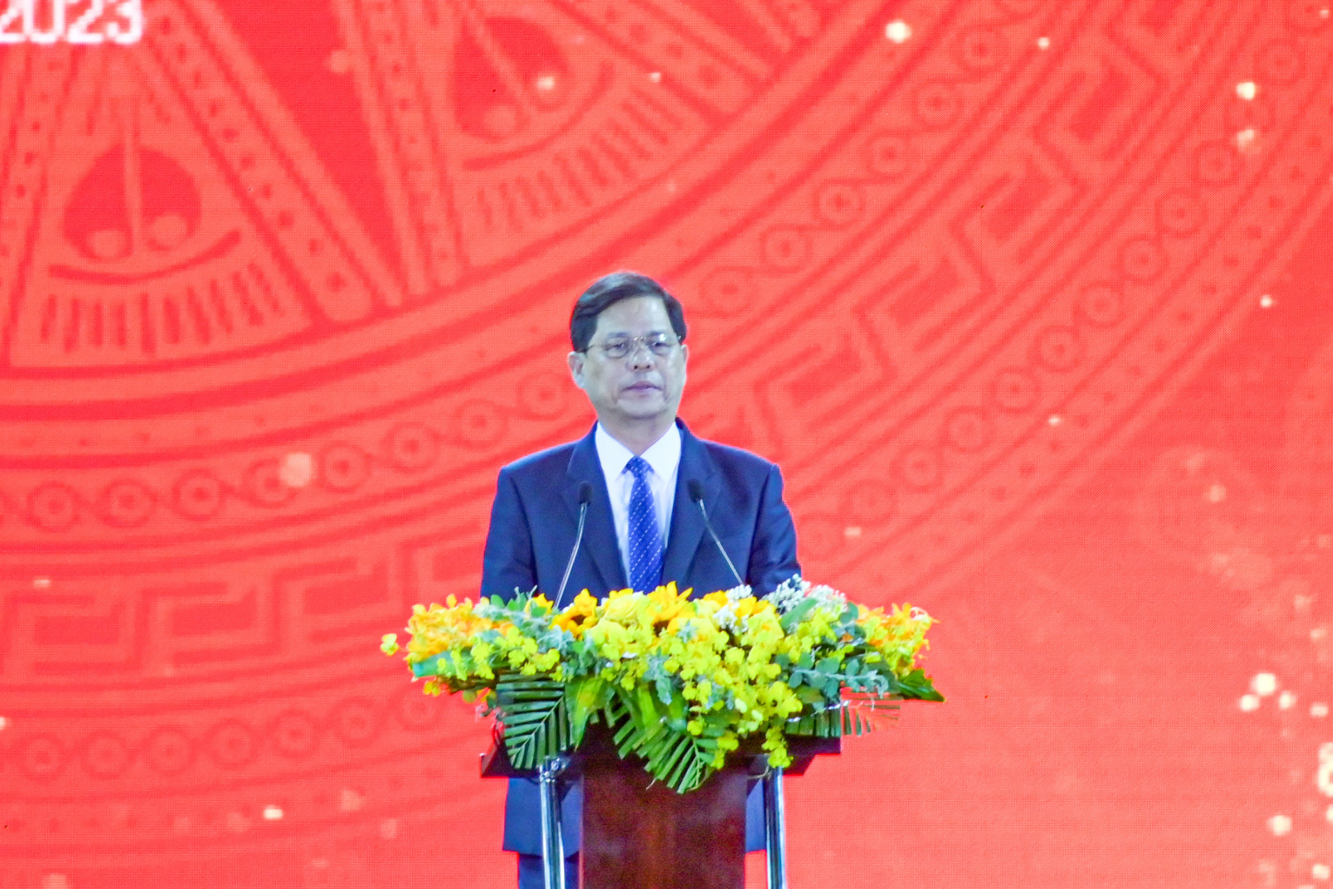Ông Nguyễn Tấn Tuân phát biểu tại chương trình đại nhạc hội. 