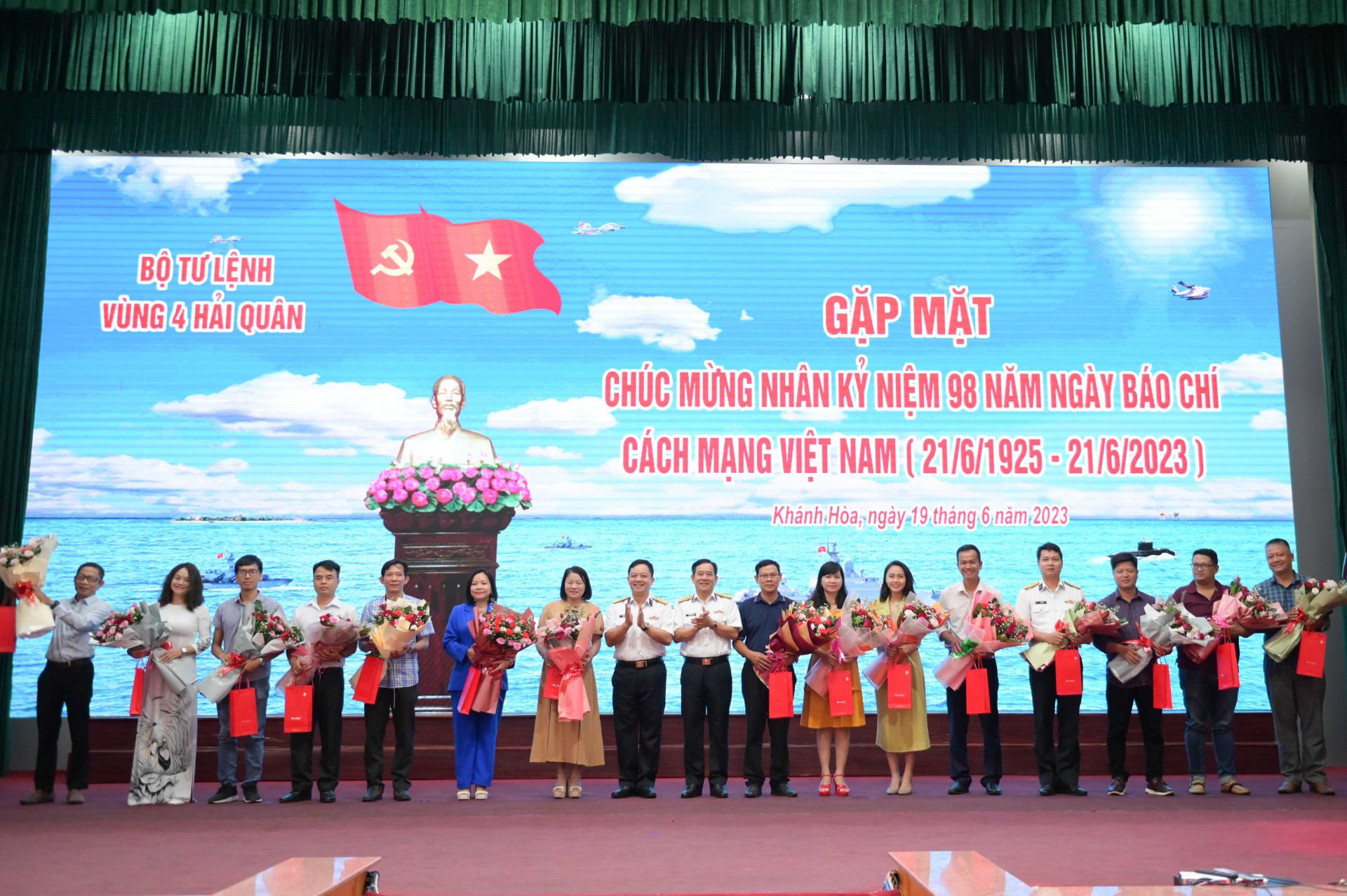 Lãnh đạo Vùng 4 Hải quân tặng hoa và quà cho các lãnh đạo, phóng viên các cơ quan báo chí thực hiện tốt công tác phối hợp tuyên truyền về hoạt động của Vùng.