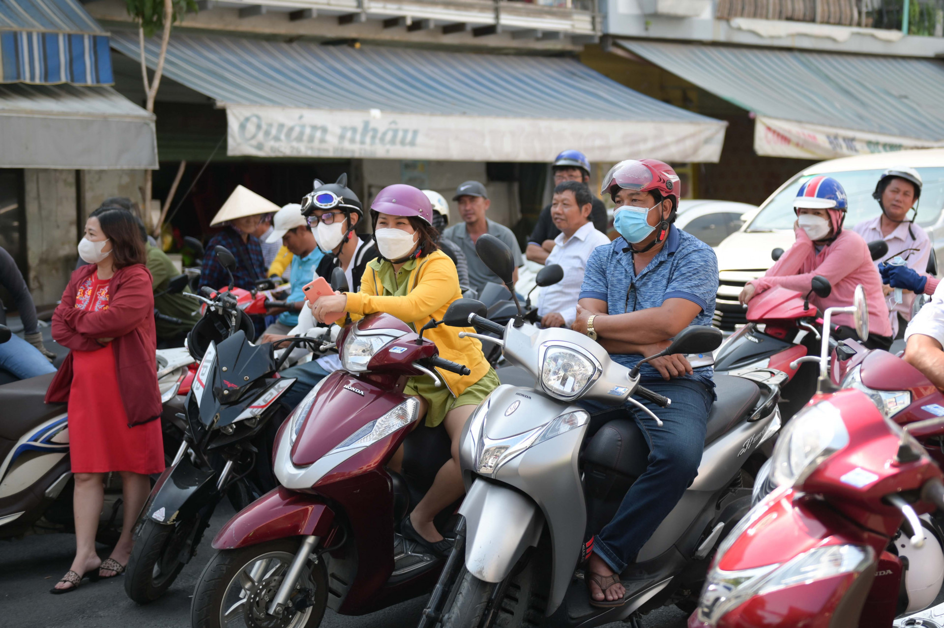 Tại điểm thi THCS Trưng Vương (Nha Trang), Đông đảo phụ huynh chờ con em mình tại điểm thi THCS Trưng Vương (TP. Nha Trang). (Ảnh: Vĩnh Thành)