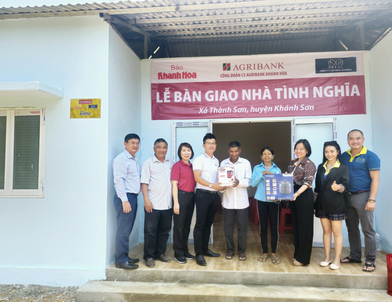 Lãnh đạo Báo Khánh Hòa và các đơn vị đồng hành tặng quà mừng nhà mới cho hộ nghèo xã Thành Sơn