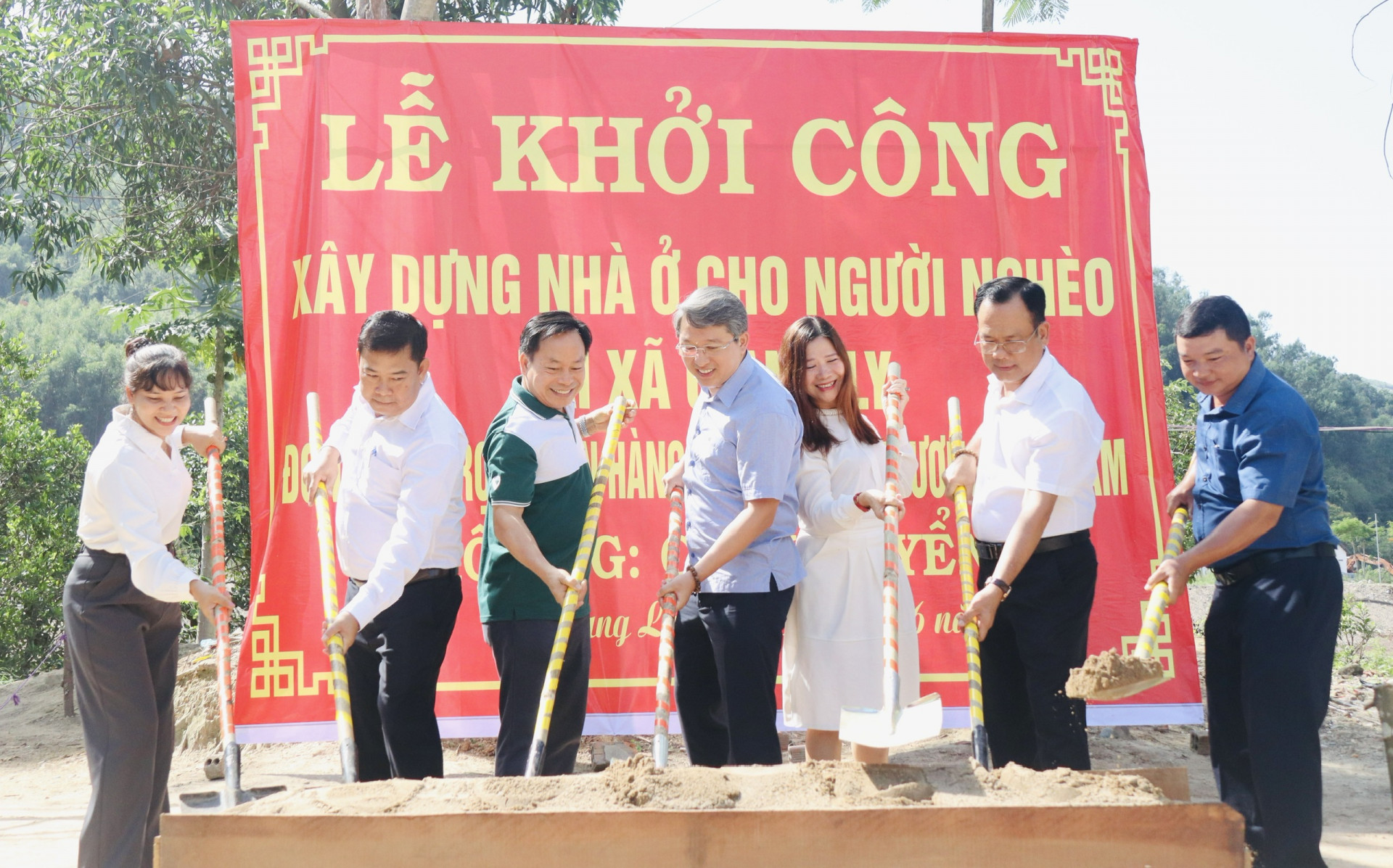 Bí thư Tỉnh ủy Nguyễn Hải Ninh và các đại biểu khởi công xây dựng nhà cho gia đình ông Cao Khuyển, xã Giang Ly, Khánh Vĩnh