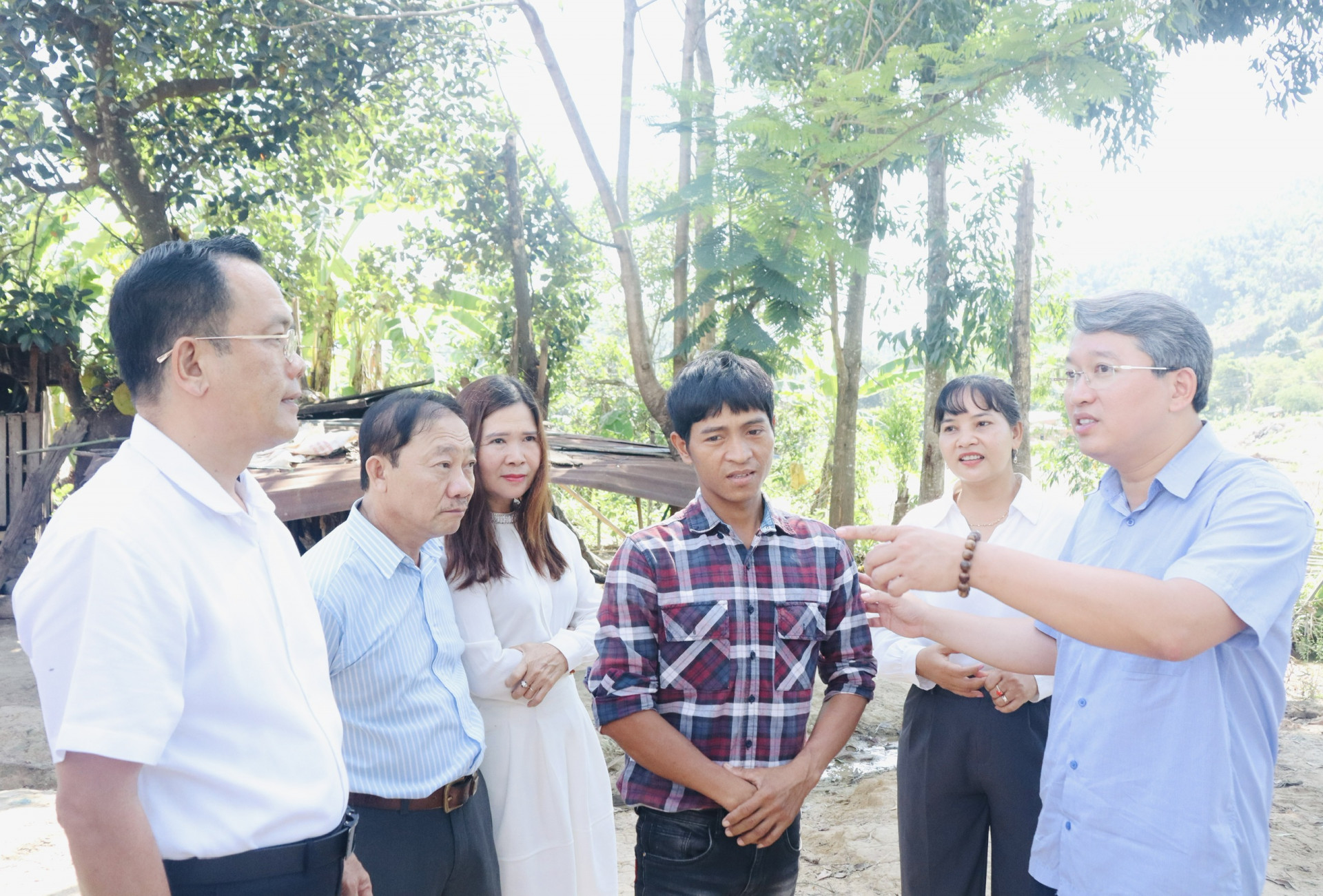 Bí thư Tỉnh ủy Nguyễn Hải Ninh hỏi thăm hoàn cảnh gia đình của ông Cao Khuyển (hộ nghèo) 