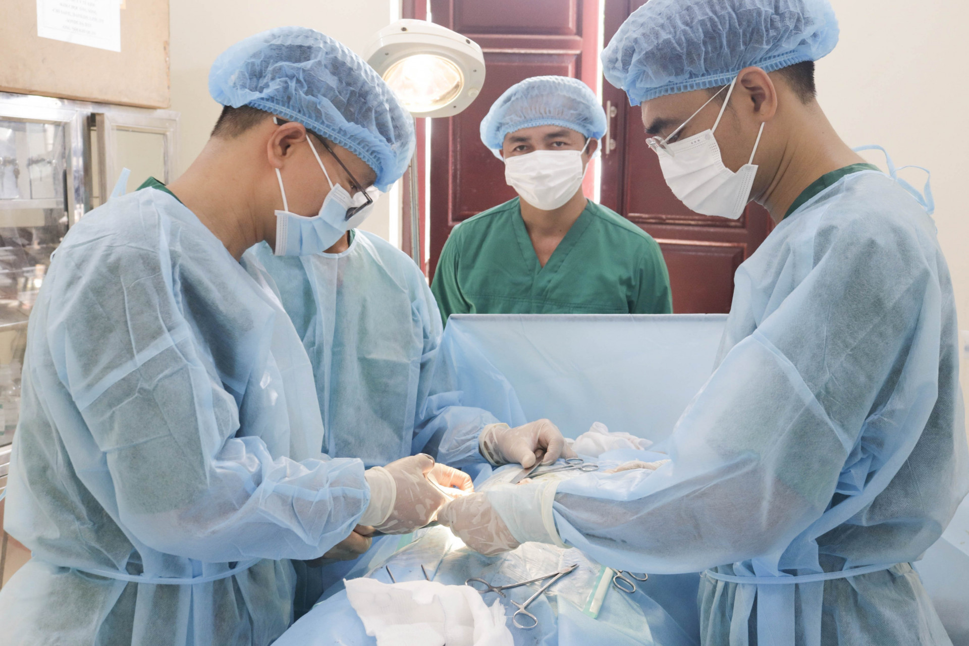 Quân y đảo Phan Vinh phẫu thuật cấp cứu bệnh nhân.