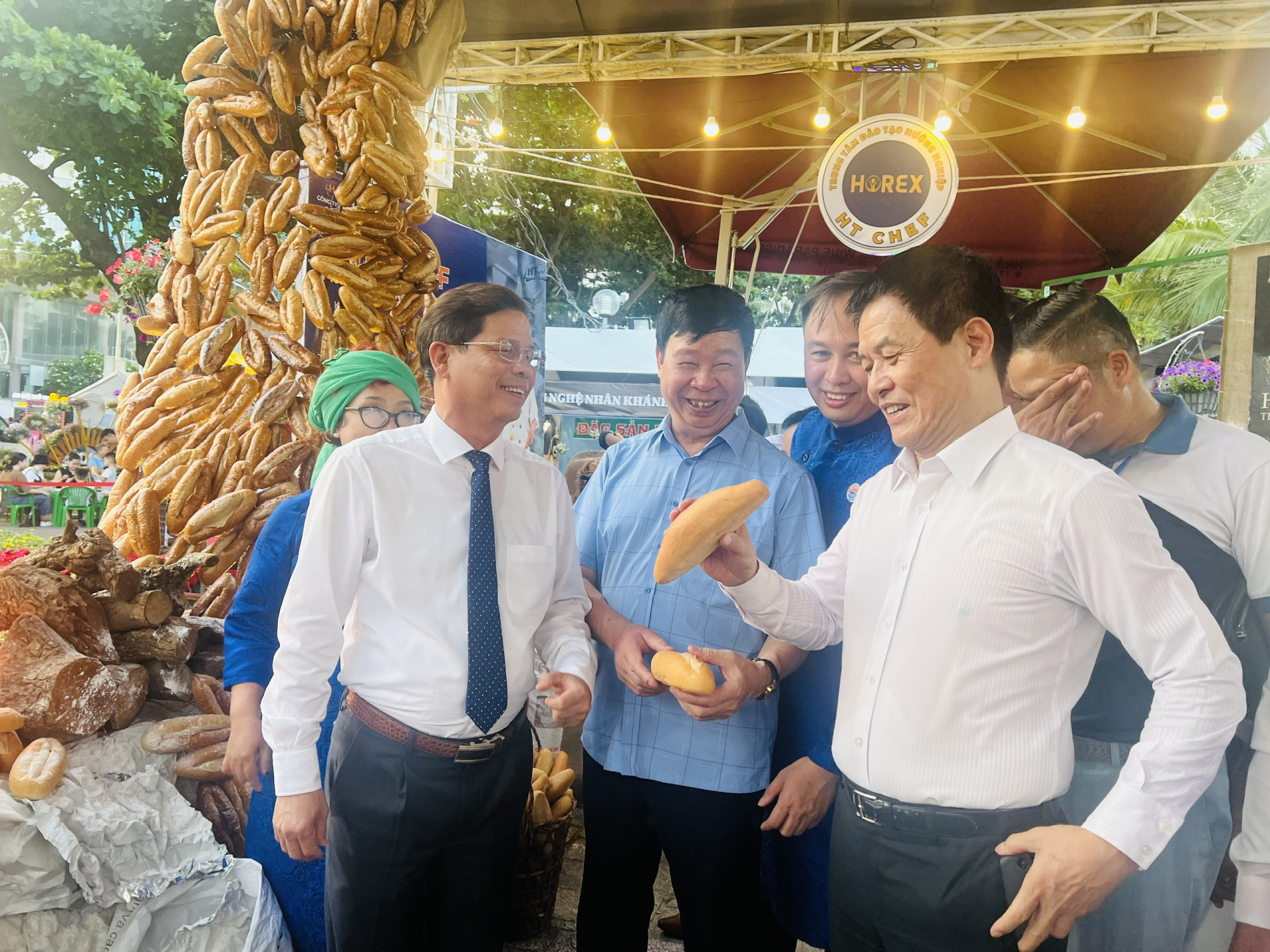 Chủ tịch UBND tỉnh Nguyễn Tấn Tuân giới thiệu  bánh mỳ Nha Trang với ông Nguyễn Quốc Kỳ