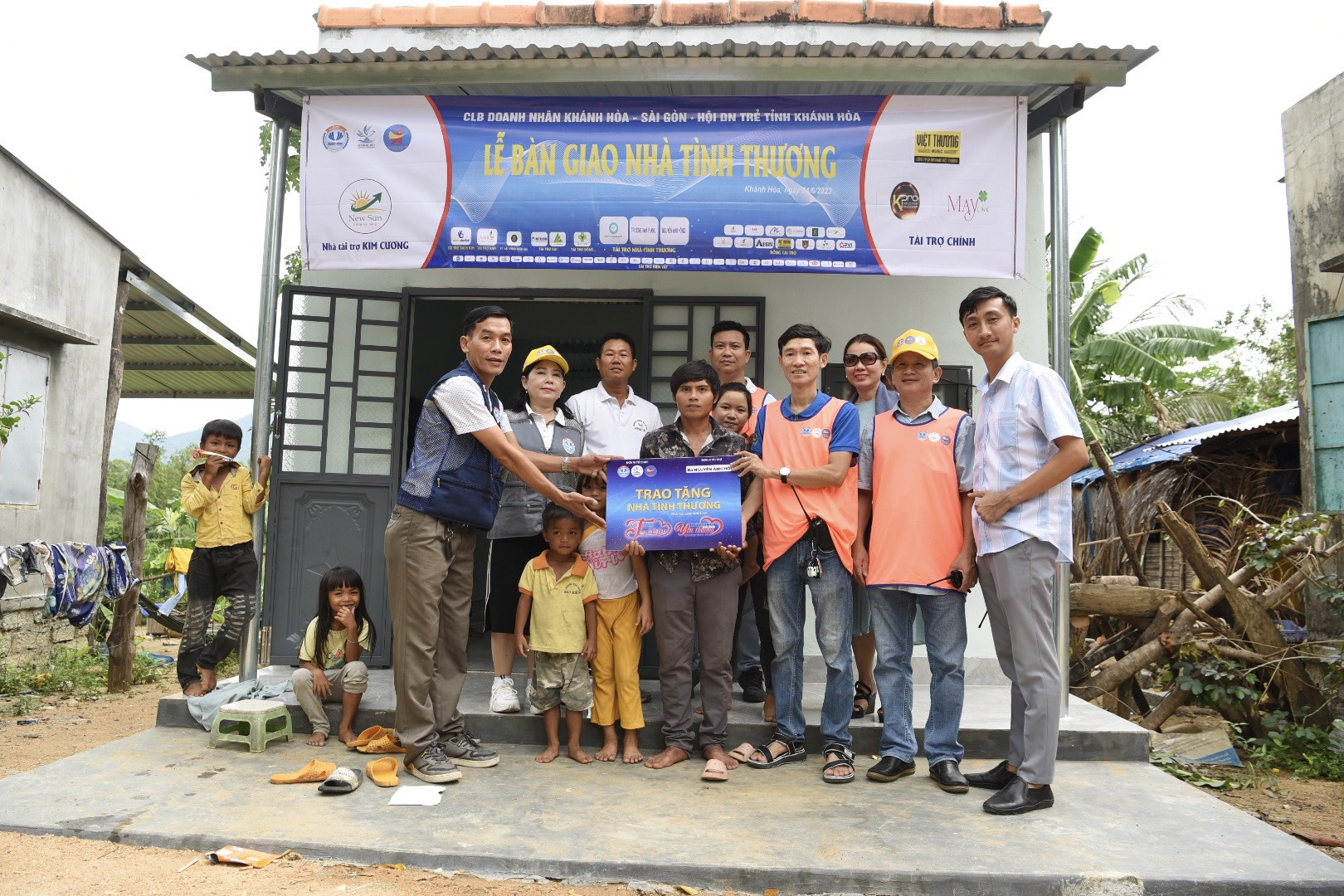 CLB Doanh nhân Khánh Hoà – Sài Gòn và Hội Doanh nhân trẻ tỉnh Khánh Hòa:  : Trao 9 căn nhà, 10 con bê cho hộ nghèo thị xã Ninh Hòa và huyện Vạn Ninh