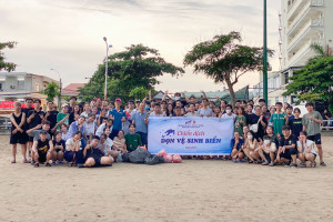 Đoàn trường Đại học Tôn Đức Thắng – Phân hiệu Khánh Hòa ra quân vệ sinh bờ biển