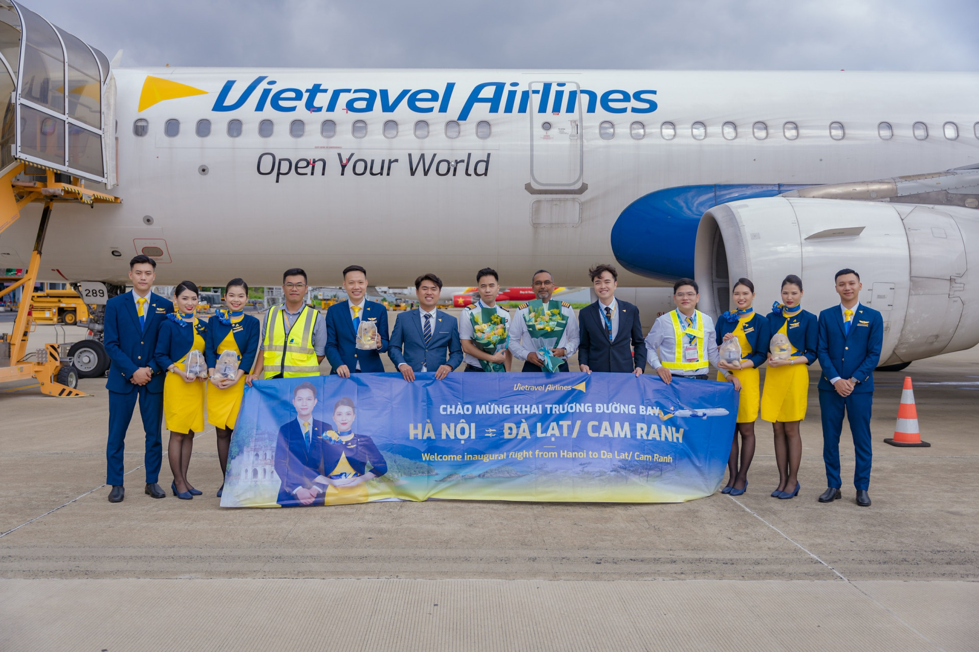Đội ngũ phi công và tiếp viên của Vietravel Airlines trước khi khởi hành chuyến bay đến Cam Ranh