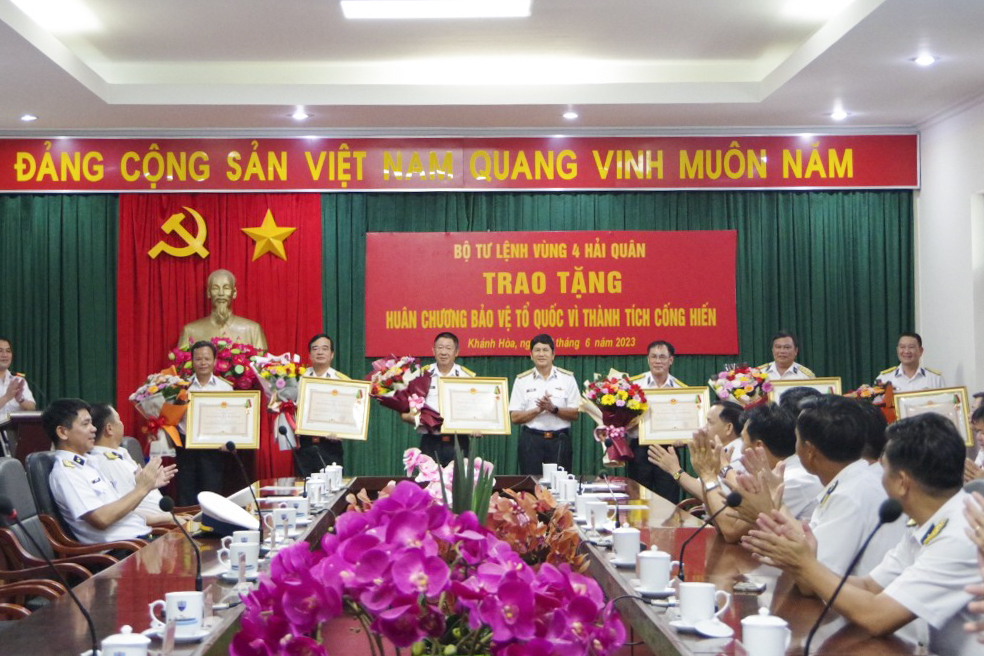 Vùng 4 Hải quân trao tặng Huân chương Bảo vệ Tổ quốc của Chủ tịch nước cho 11 cá nhân