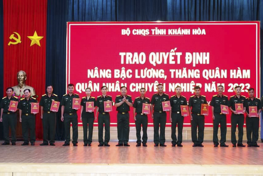 Bộ Chỉ huy Quân sự tỉnh Khánh Hòa: Trao quyết định nâng bậc lương, thăng quân hàm cho 48 quân nhân chuyên nghiệp