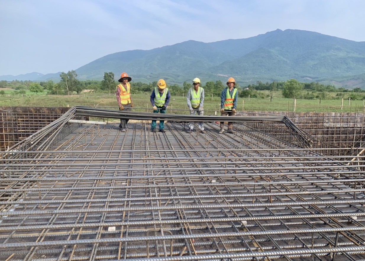 Công nhân đang thi công trên công trường nhà thầu thi công Dự án đường bộ cao tốc Vân Phong – Nha Trang. 