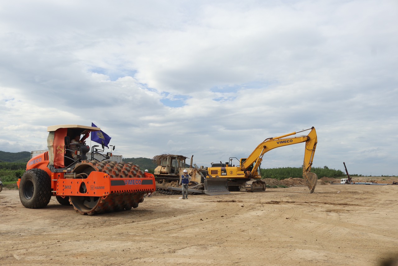 Trên công trường Dự án đường bộ cao tốc Vân Phong – Nha Trang đoạn qua thị xã Ninh Hòa.