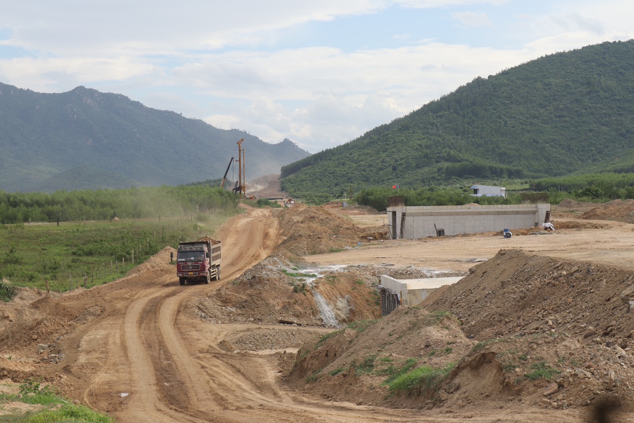 Dự án đường bộ cao tốc Vân Phong – Nha Trang đoạn qua thị xã Ninh Hòa.