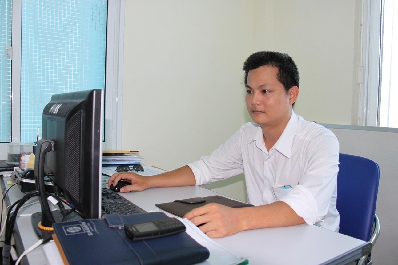 Ông Huy tại nơi làm việc của PC Khánh Hòa