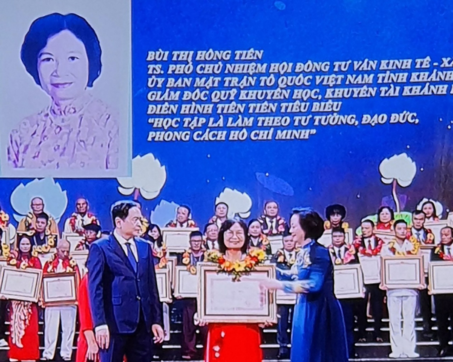 Tiến sĩ Bùi Thị Hồng Tiến nhận Bằng khen của Thủ tướng Chính phủ. (ảnh do đại biểu cung cấp).