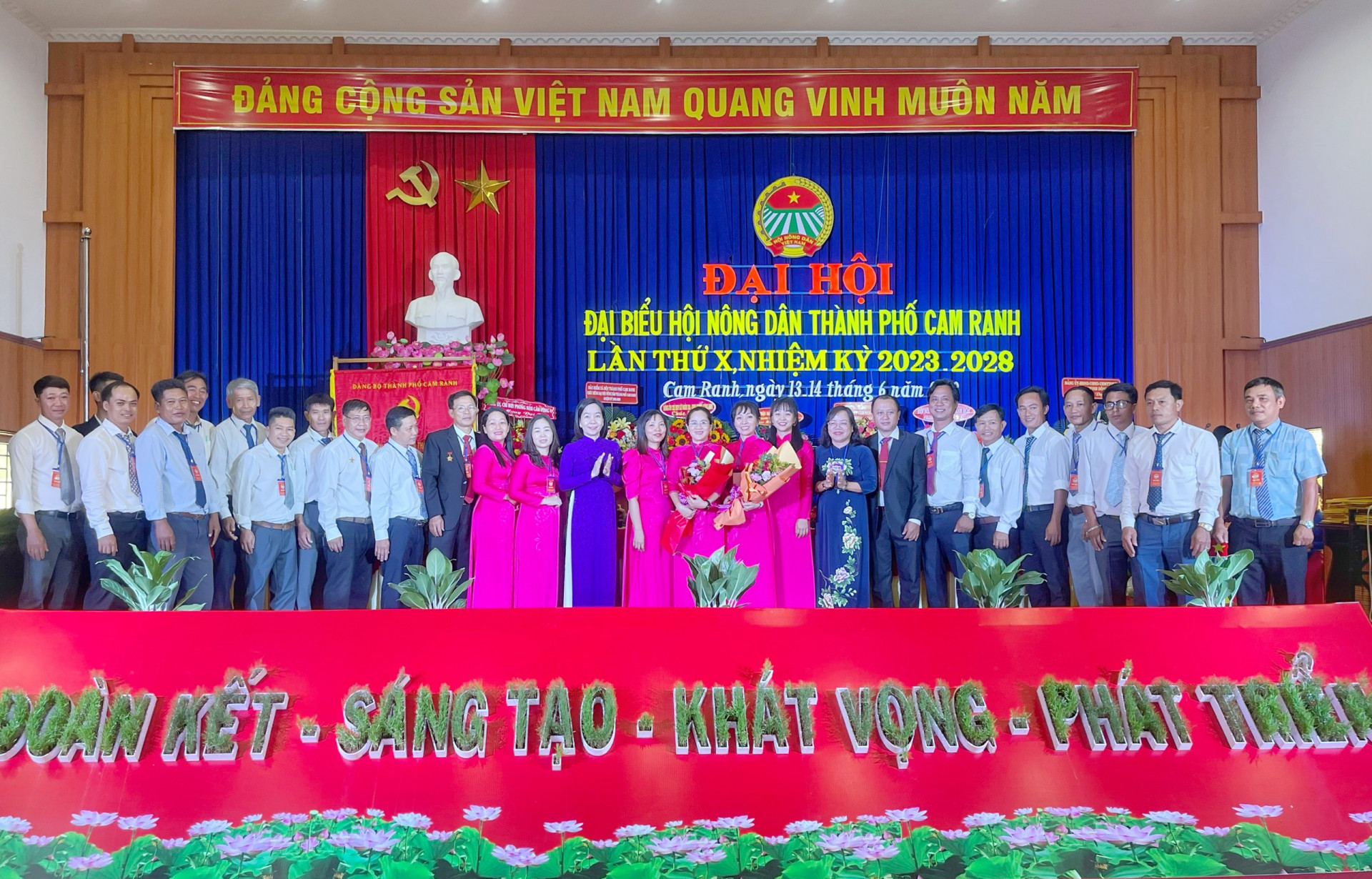 Lãnh đạo HND tỉnh tặng hoa chúc mừng Ban Chấp hành HND thành phố Cam Ranh nhiệm kỳ 2023-2028