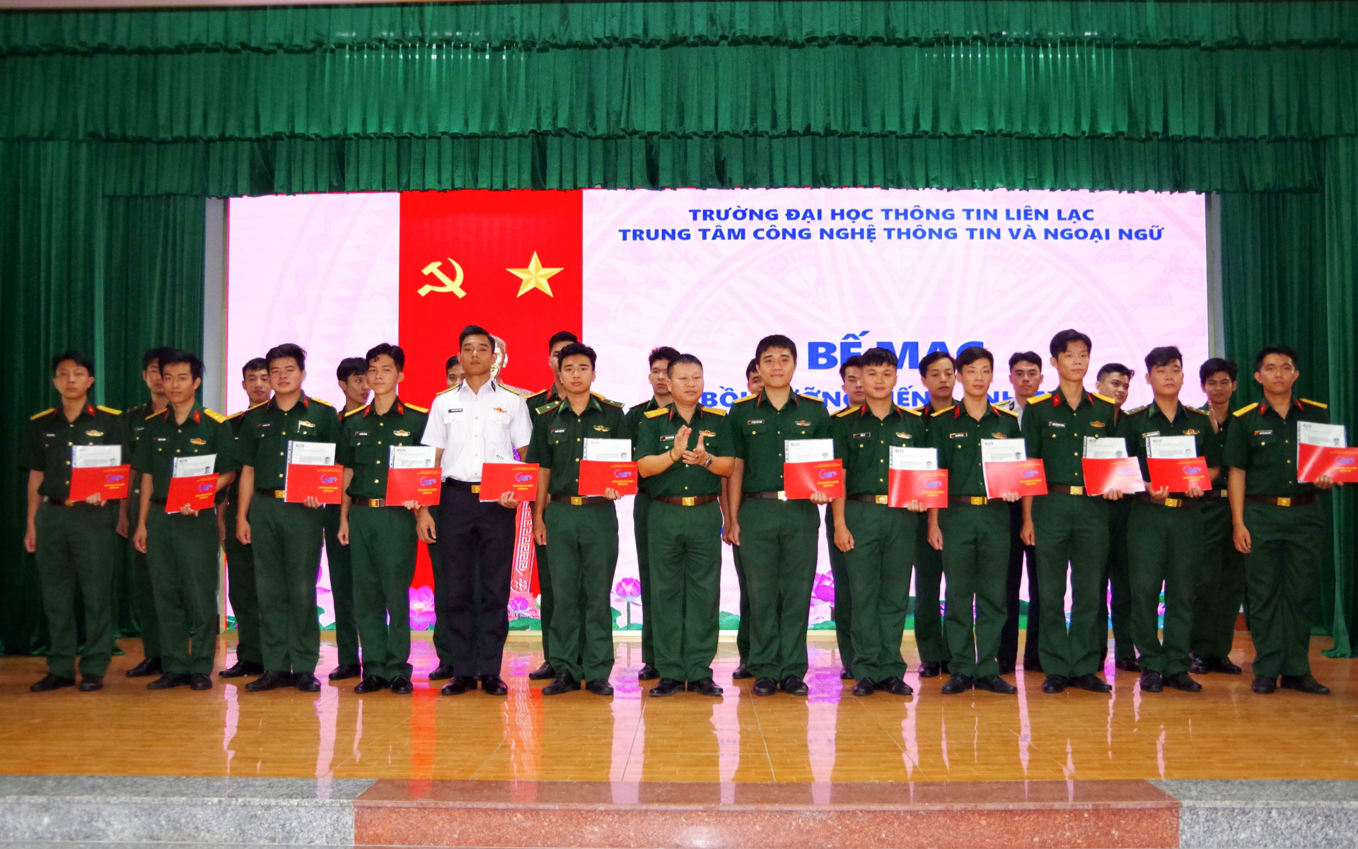 Trao chứng nhận hoàn thành khoá học cho các học viên.