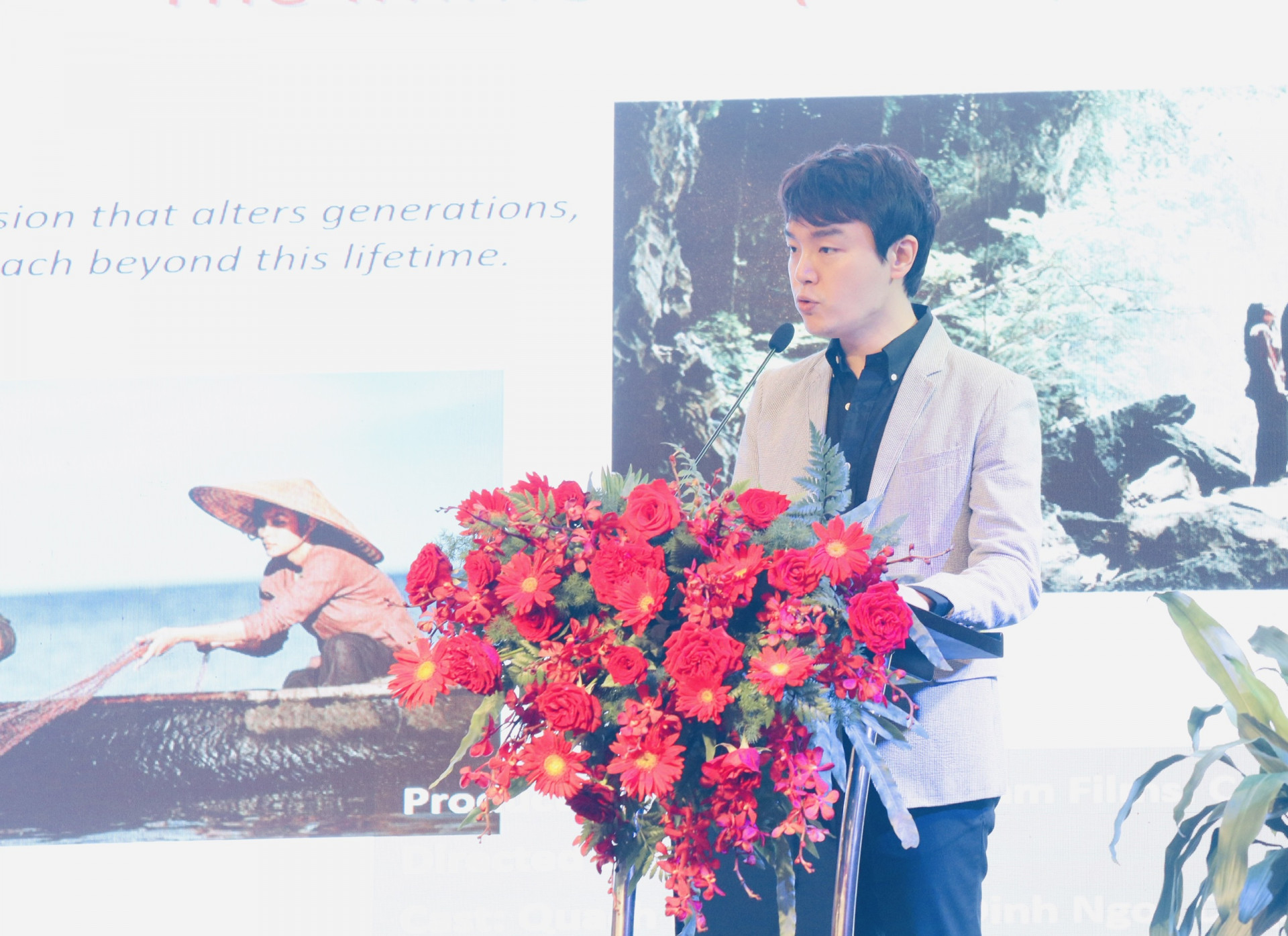 Ôn Justin Kim - CEO CJ Việt Nam phát biểu chia sẻ kinh nghiệm về phối hợp với các địa phương để sản xuất phim
