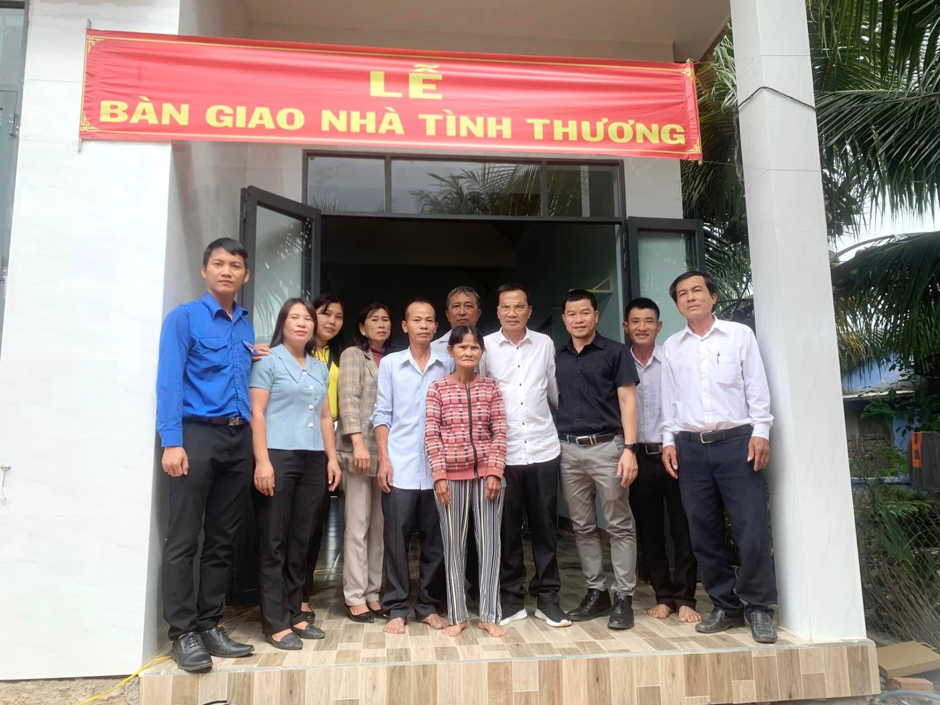 Lãnh đạo Đài Phát thanh và Truyền hình Khánh Hòa và đơn vị đồng hành bàn giao nhà ở cho hộ nghèo được đơn đài hỗ trợ