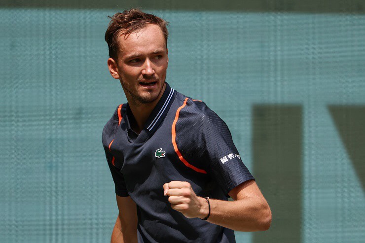 Tennis ATP 500 Halle Open:: Hạt giống số một Medvedev nhọc nhằn đi tiếp, hạt giống số hai Tsitsipas bị loại sốc