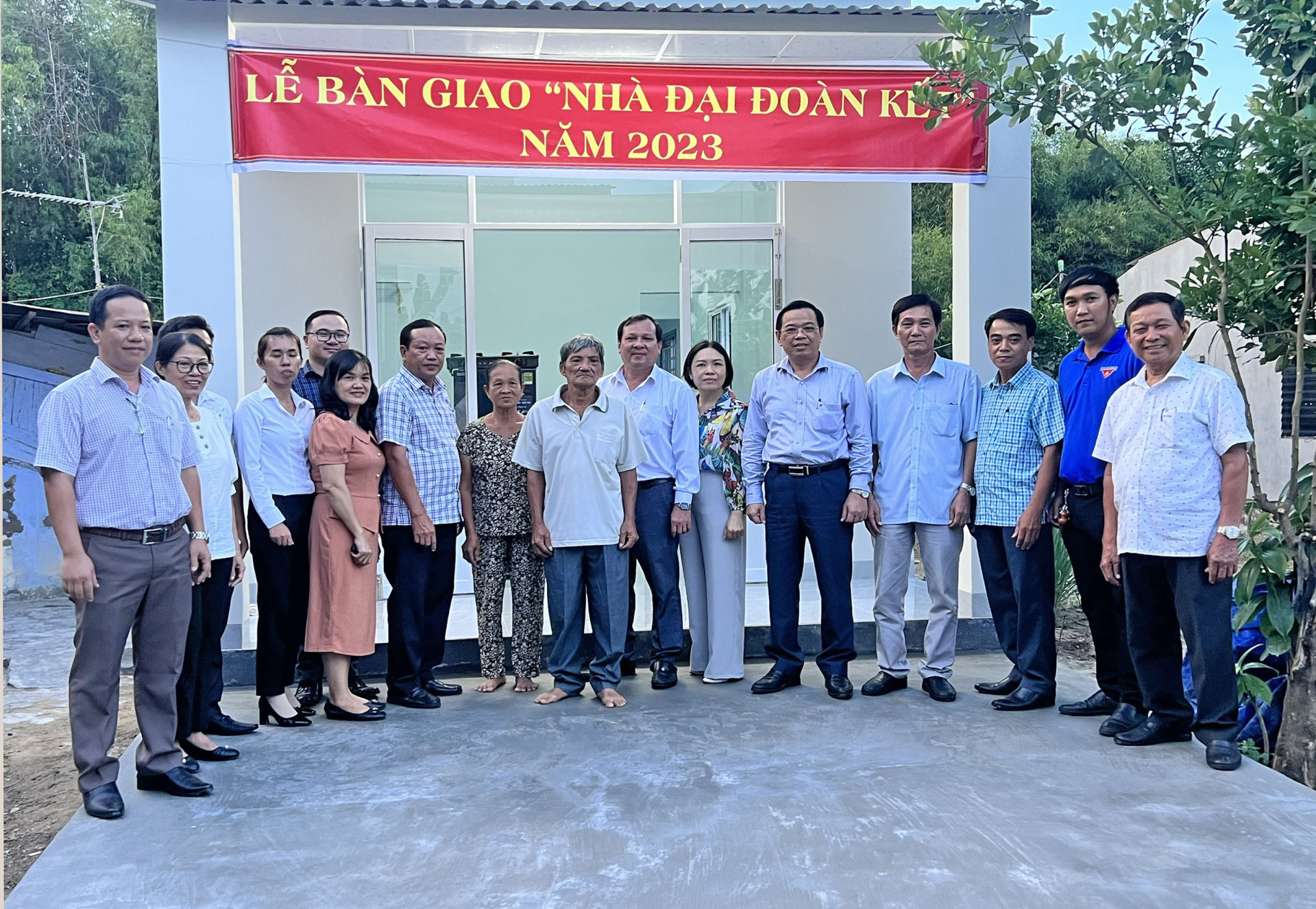 Lễ bàn giao nhà đại đoàn kết. 