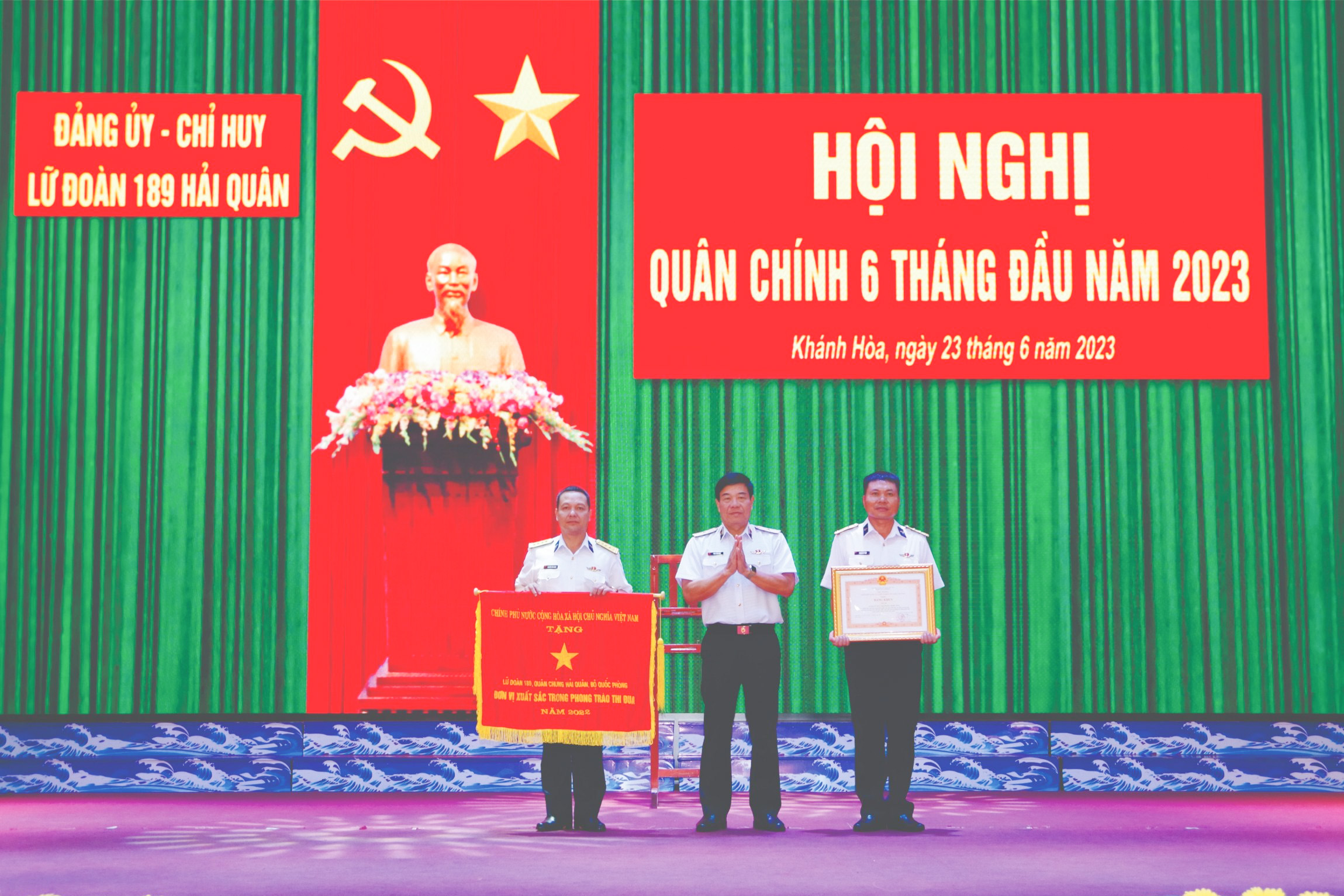 Lữ đoàn 189 nhận Cờ thi đua của Chính phủ