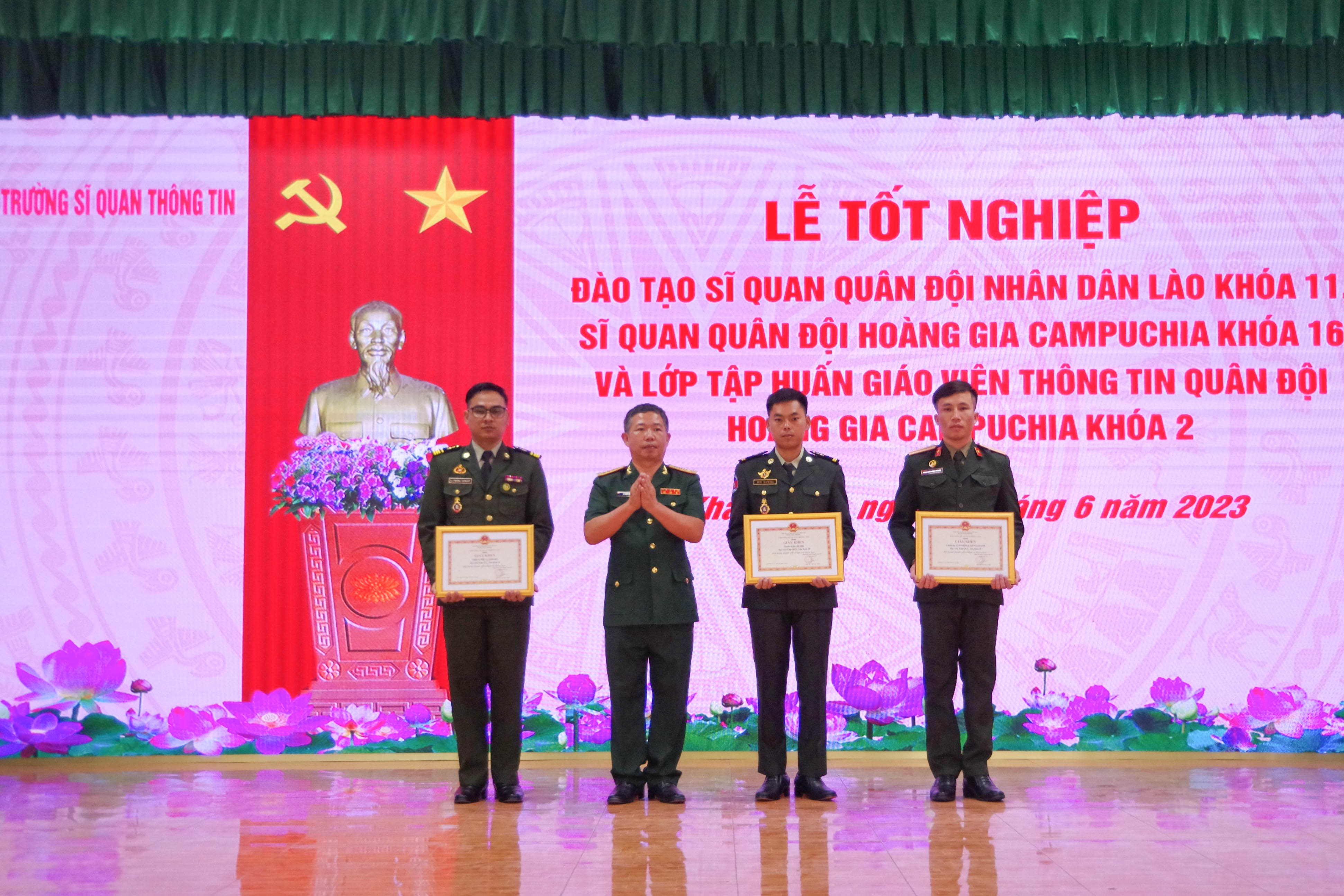 Trường Sĩ quan Thông tin: Tổ chức lễ tốt nghiệp các khóa đào tạo sĩ quan quân đội Lào và Campuchia