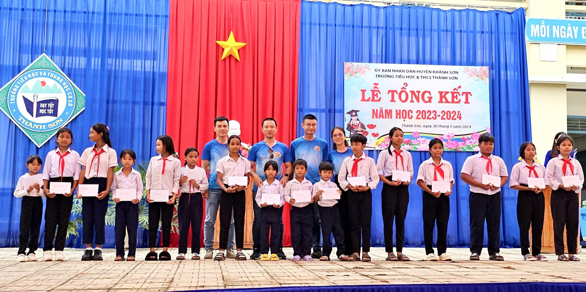 Đại diện Câu lạc bộ trao học bổng cho học sinh Trường Tiểu học và THCS Thành Sơn.