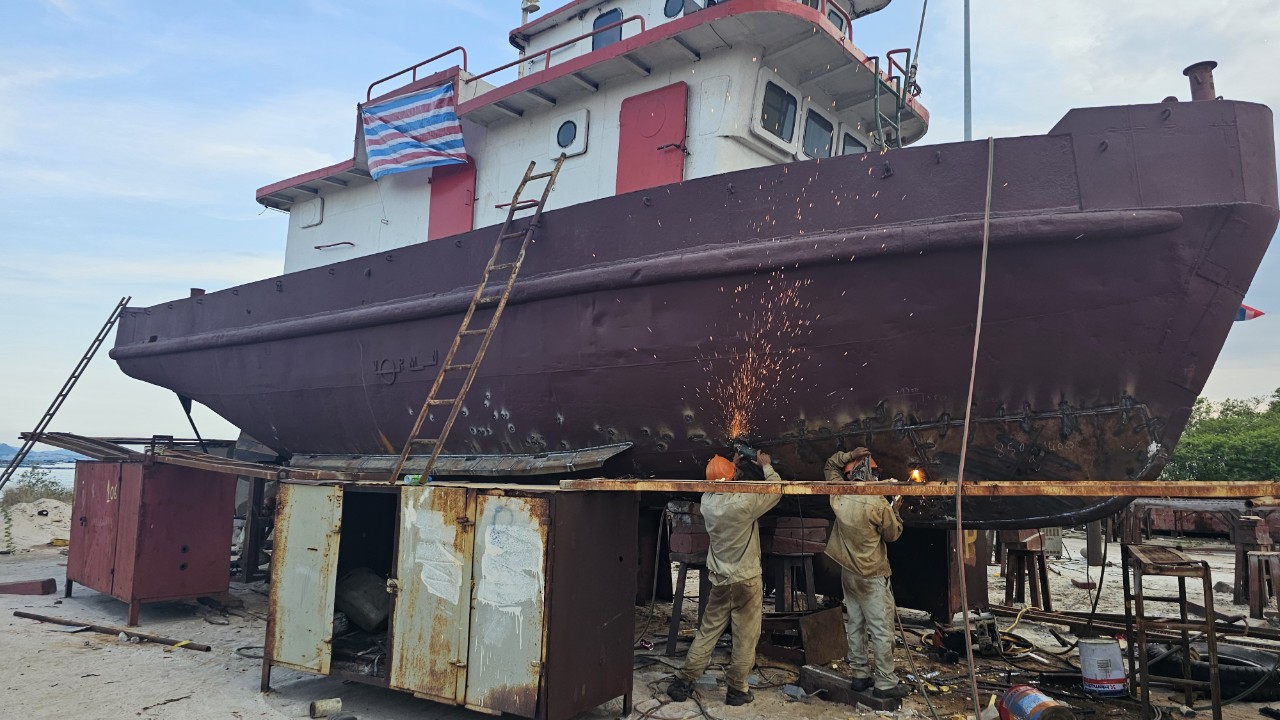 Công nhân Công ty TNHH Một thành viên Đóng tàu Cam Ranh đang sửa tàu cũ. 