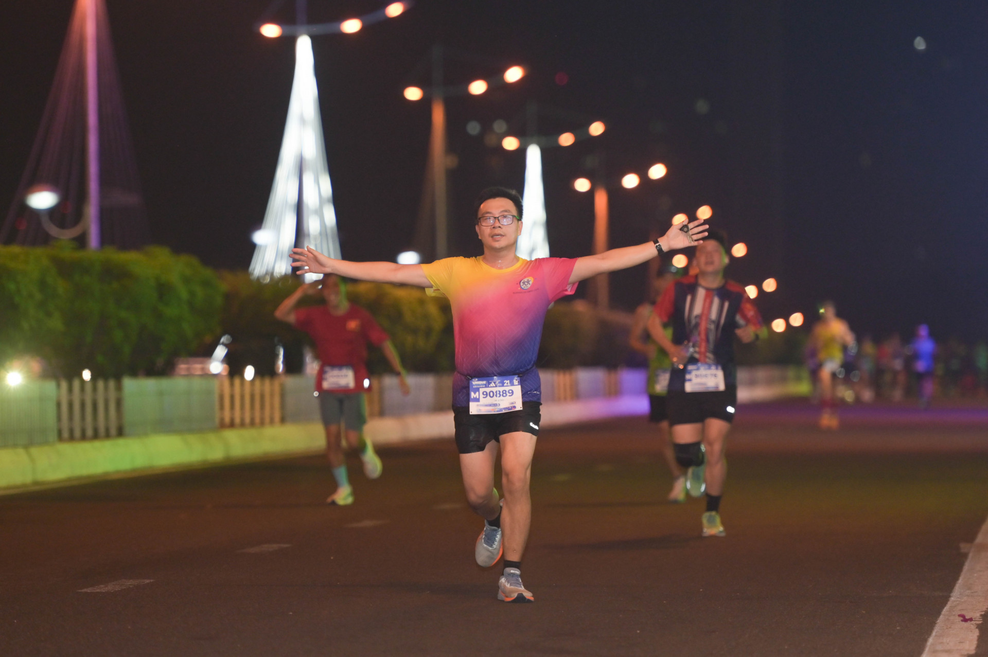 The runners running on Pham Van Dong and Tran Phu Street

