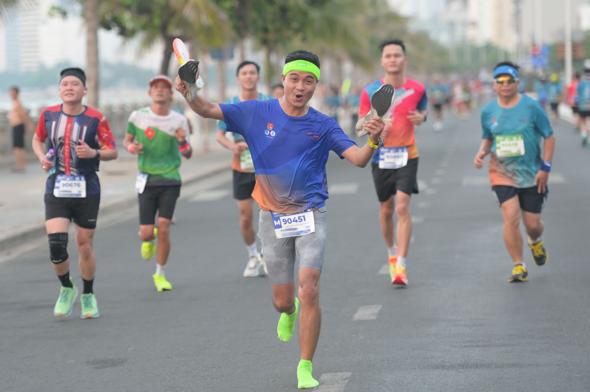 A runner has problem with his shoes trying to finish the race

