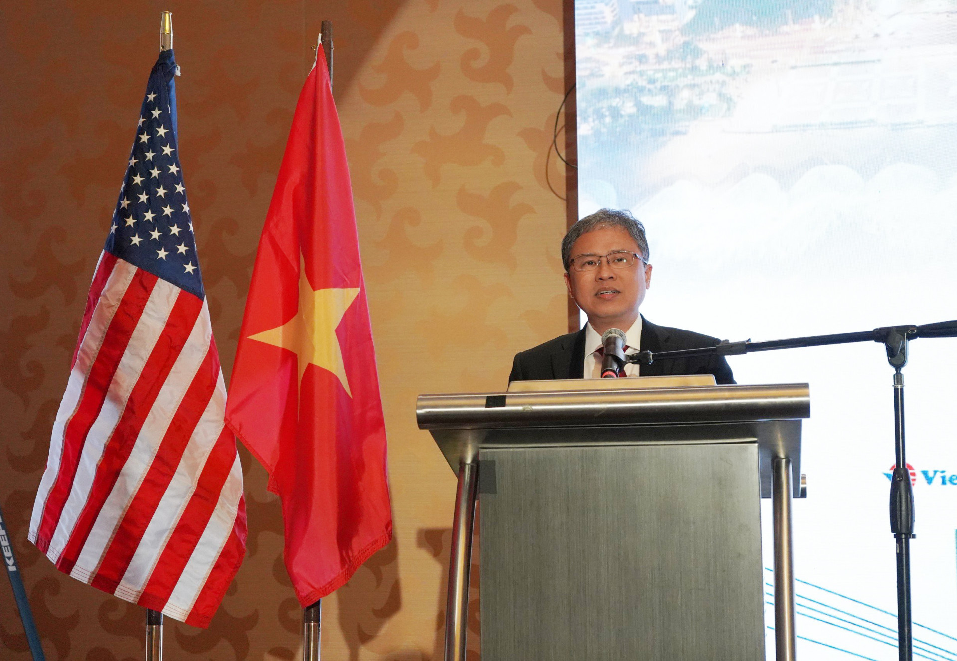 Phó Chủ tịch UBND tỉnh Trần Hòa Nam phát biểu tại Hội nghị  