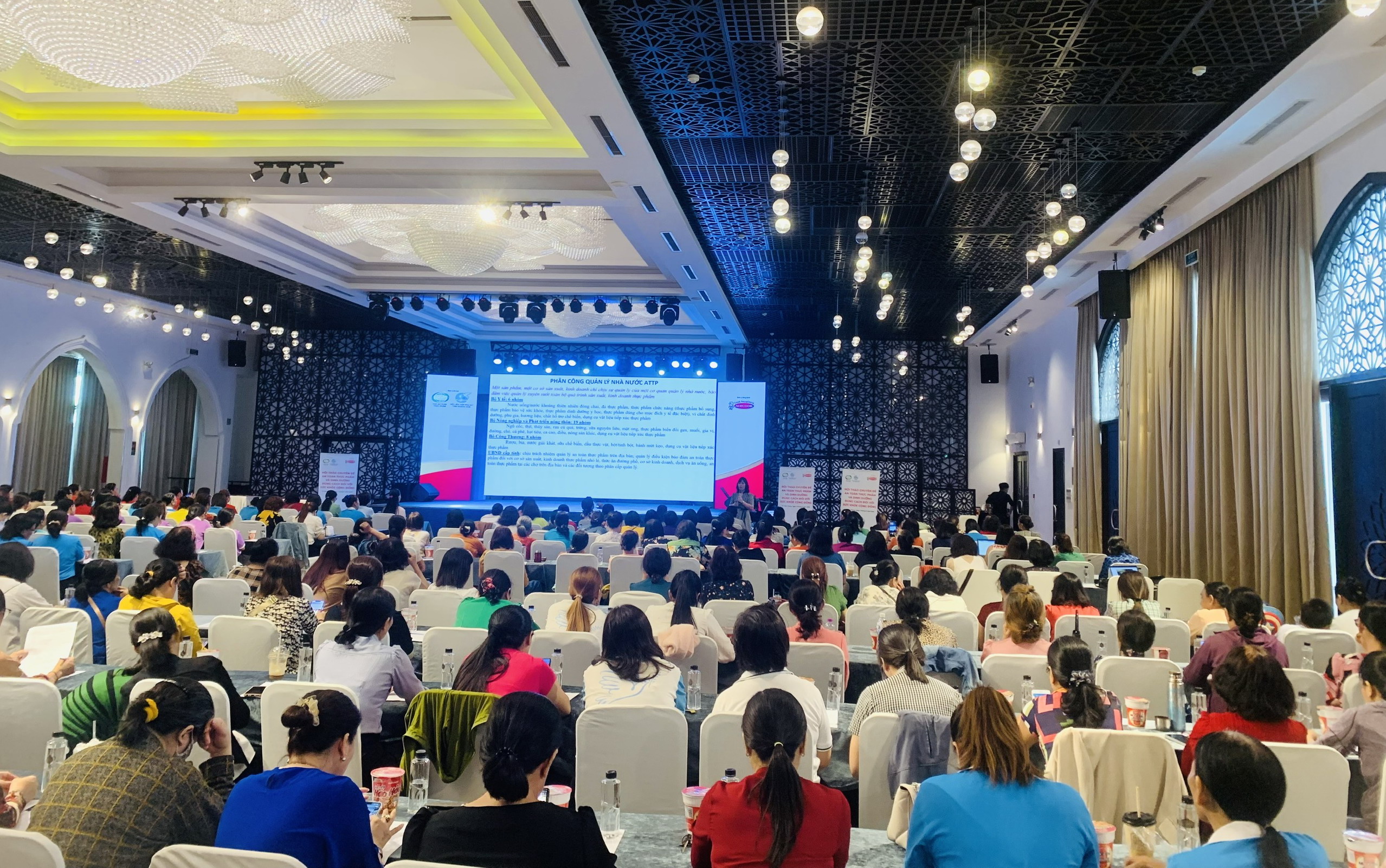 Hơn 300 người tham gia hội thảo về an toàn thực phẩm và dinh dưỡng đúng cách