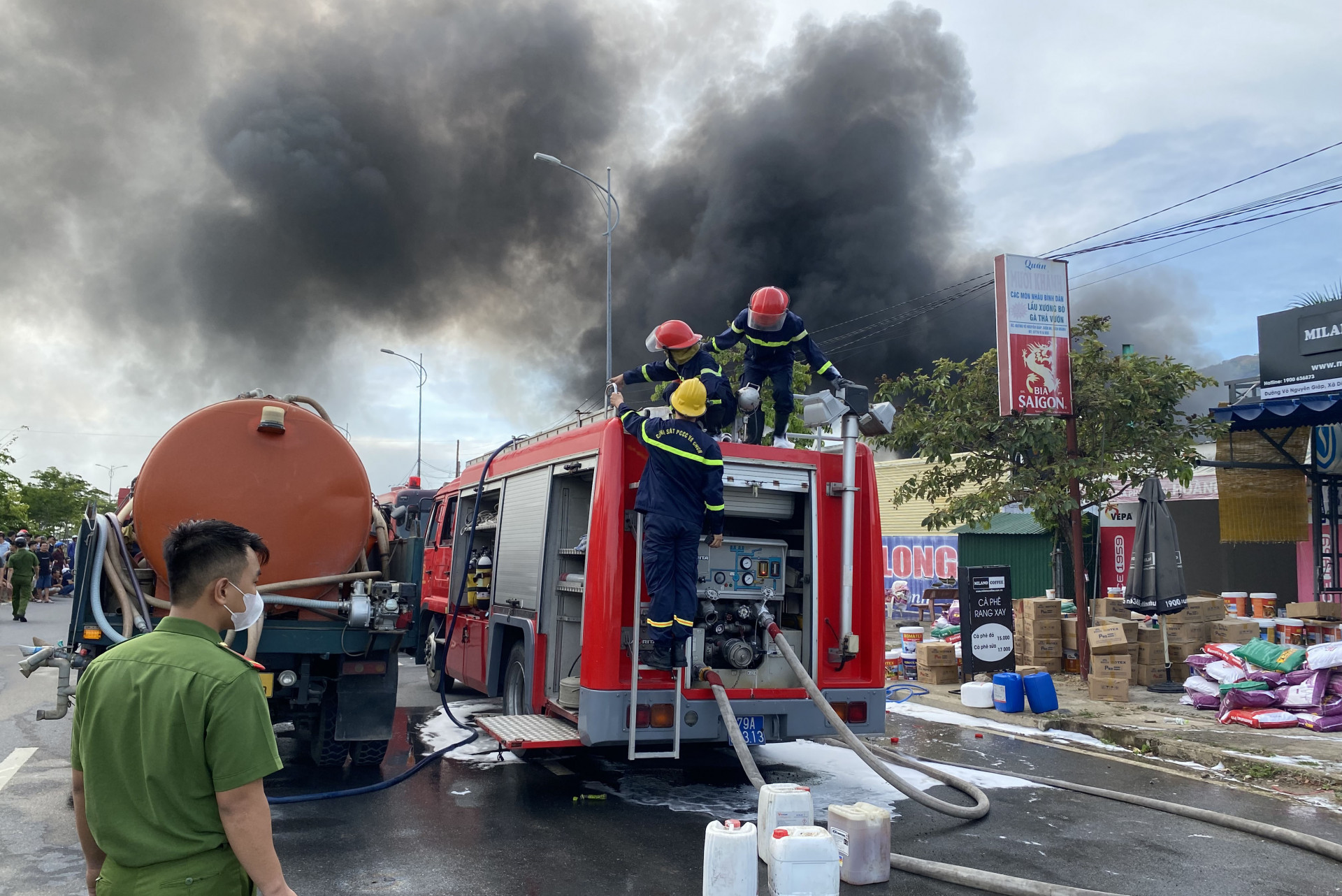 lực lượng phòng cháy chữa cháy và cứu nạn cứu hộ Công an tỉnh Khánh Hòa phối hợp các đơn vị tiến hành dập đám cháy.